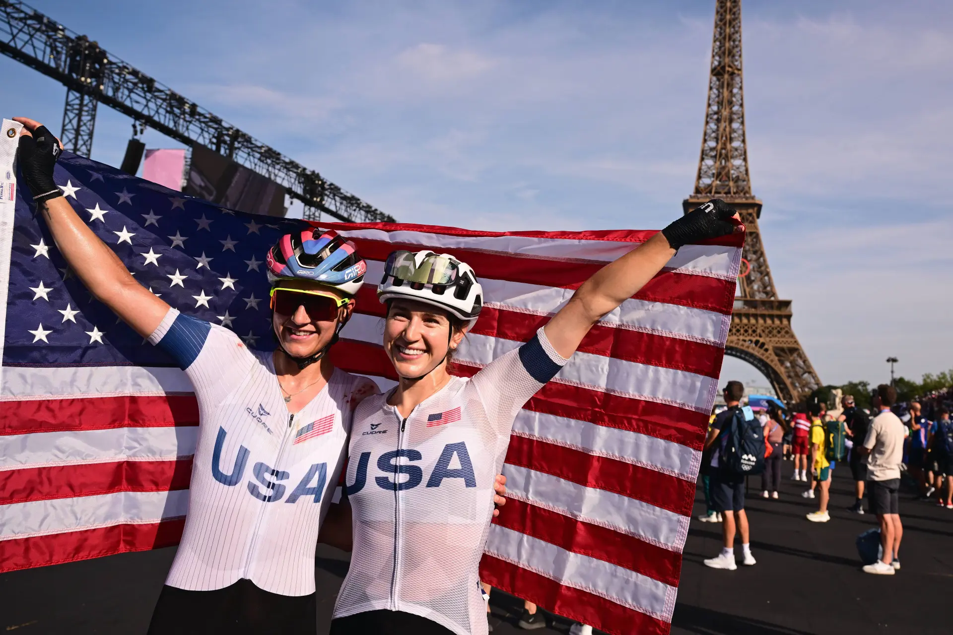 "Was um alles in der Welt ist gerade passiert?!" - Kristen Faulkner ist ungläubig, nachdem sie Vos und Kopecky überwältigt und olympisches Gold gewonnen hat