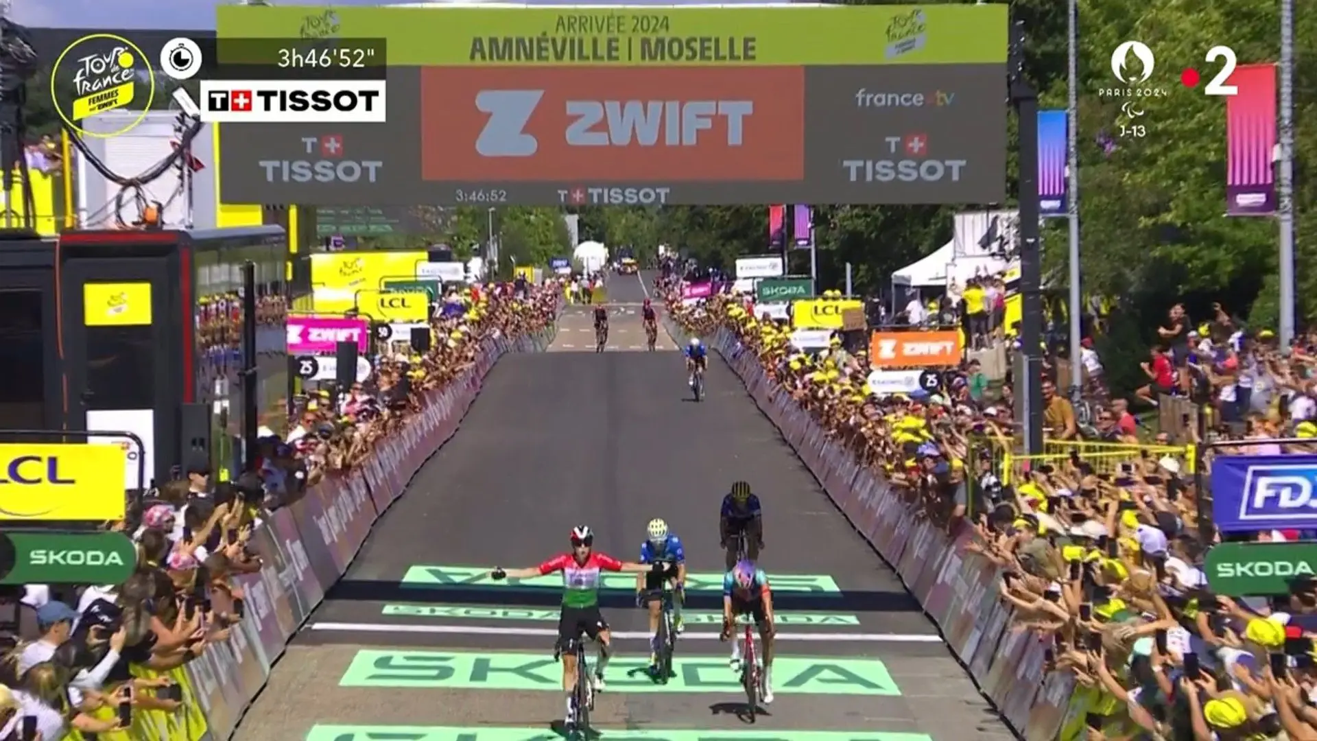 Blanka Kata Vas gewinnt die 5. Etappe der Tour de France Femmes 2024, Demi Vollering stürzt in der Schlussphase schwer - Liane Lippert wird Dritte; Cedrine Kerbaol auf 7