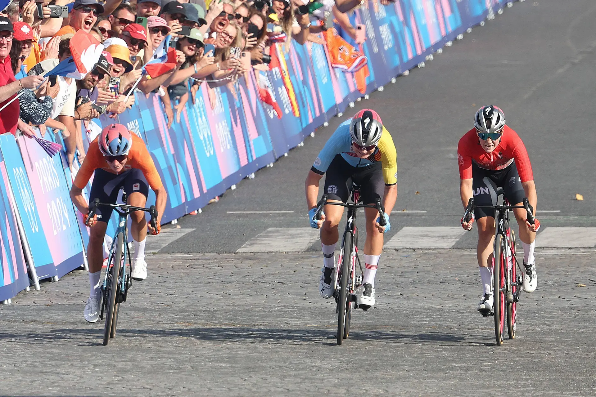 "Lotte Kopecky kann sich in vier Jahren revanchieren", sagt Marijn de Vries, nachdem sich die Weltmeisterin im olympischen Straßenrennen mit Bronze begnügen muss