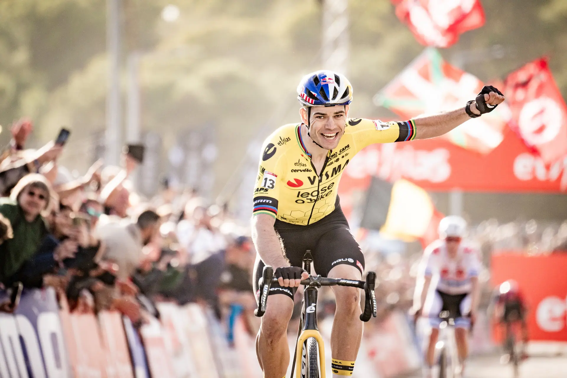 Wout van Aert triumphiert über einen kämpferischen Eli Iserbyt beim Superprestige Gullegem
