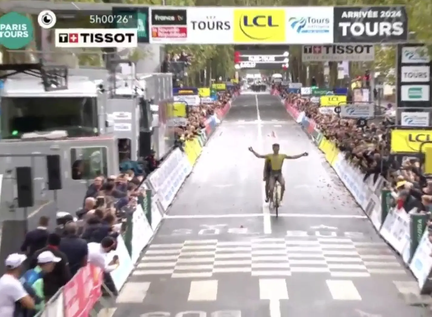 Christophe Laporte gewinnt die schlammigen Paris-Tours 2024 vor Mathias Vacek