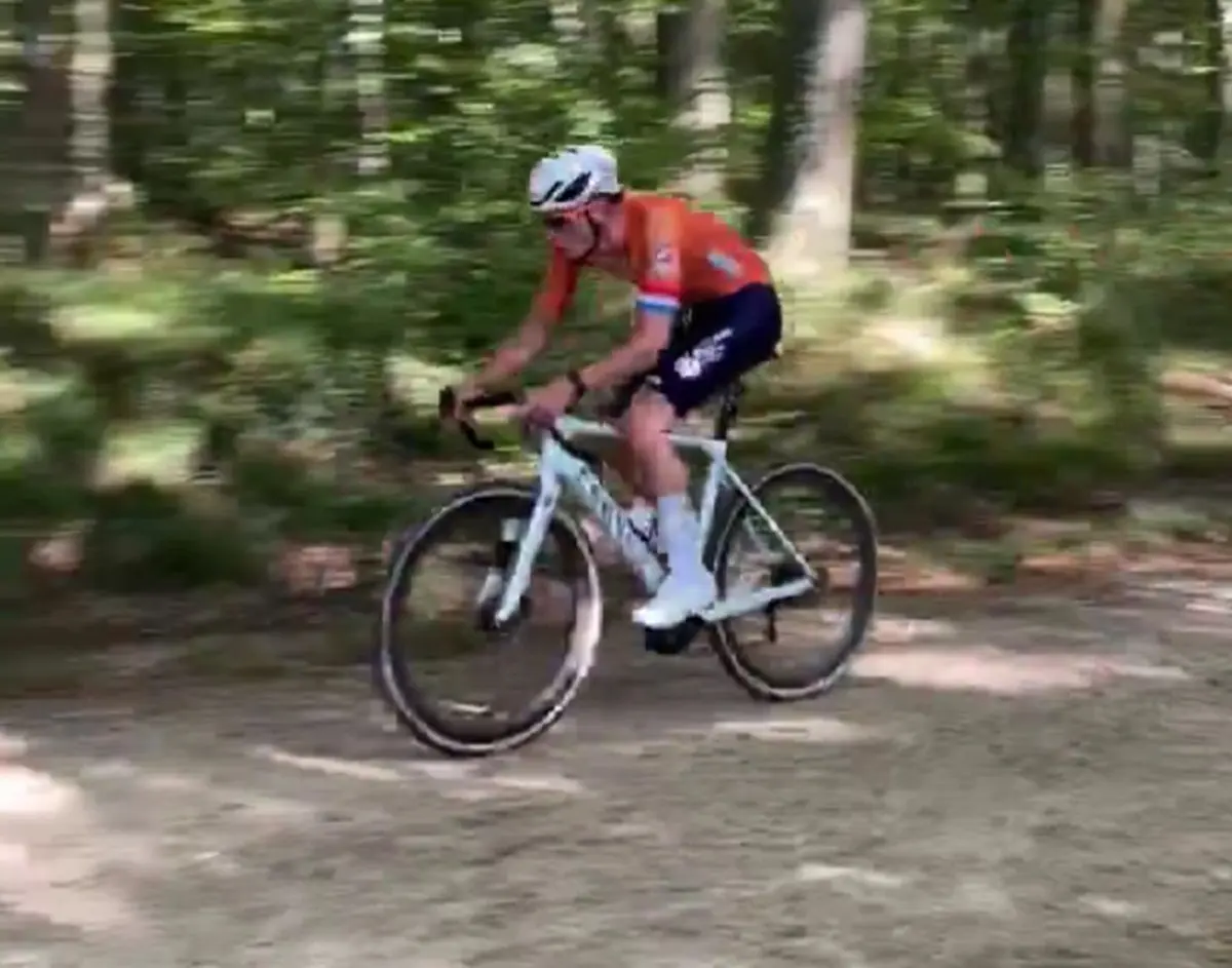 VIDEO: Mathieu van der Poel greift 100 Kilometer vor Schluss bei der Gravel Weltmeisterschaft 2024 an