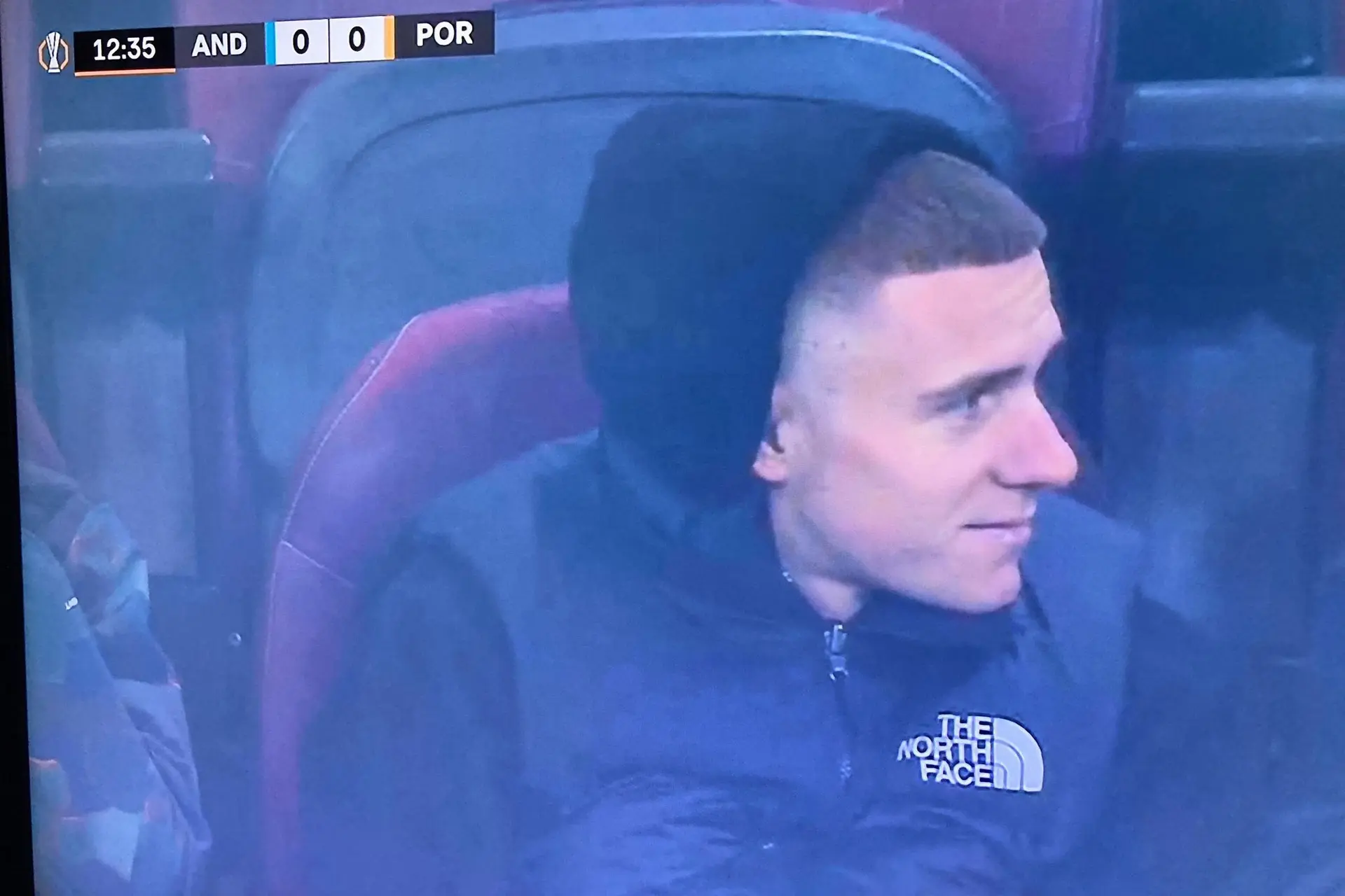Remco Evenepoel genießt es, "Dinge zu tun, die während der Saison unmöglich sind", als Ehrengast beim Europa-League-Spiel von Anderlecht neben Eddy Merckx