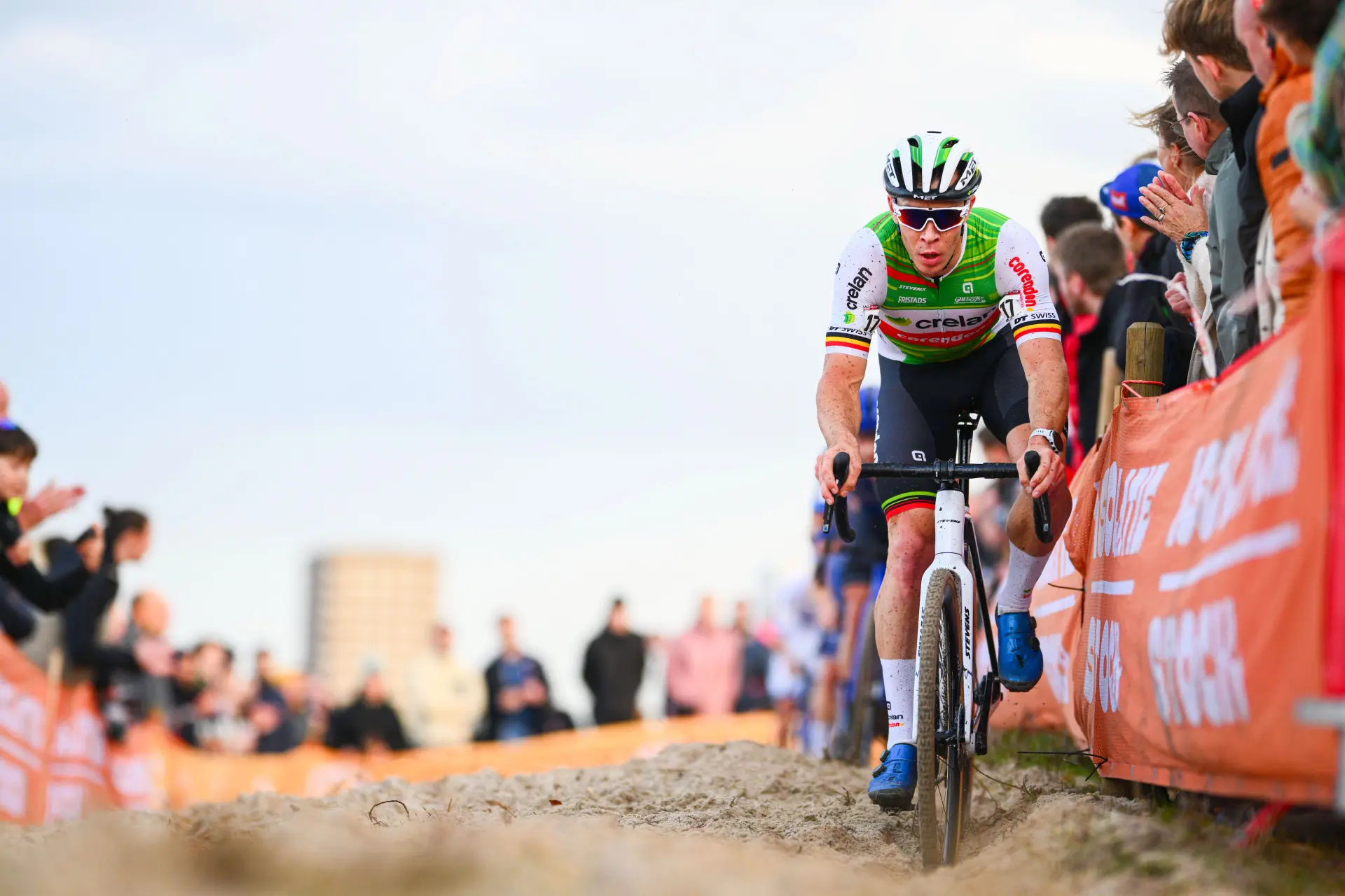 Laurens Sweeck schafft es fast, Mathieu van der Poel in Mol zu stürzen: "Ohne ihn hätte ich das Rennen gewonnen"