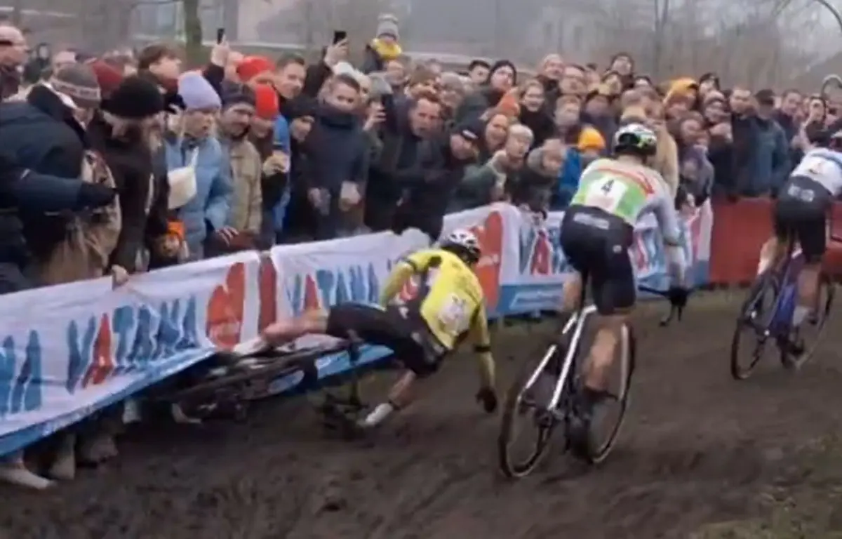 VIDEO: Zuschauer fängt den Moment ein, in dem Wout Van Aert beim Azencross Loenhout 2024 stürzt