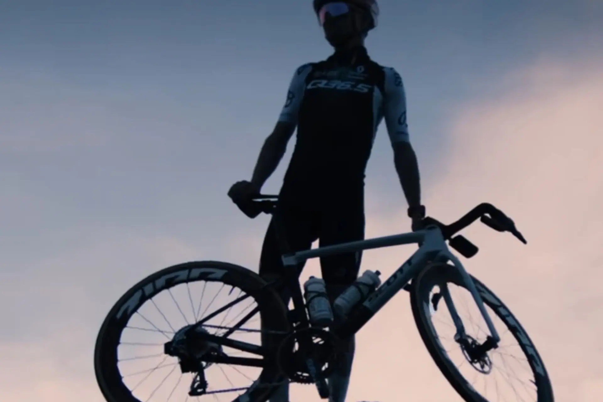 Tom Pidcock steht im Mittelpunkt der Trikot-Vorstellung des Q36.5 Pro Cycling Teams