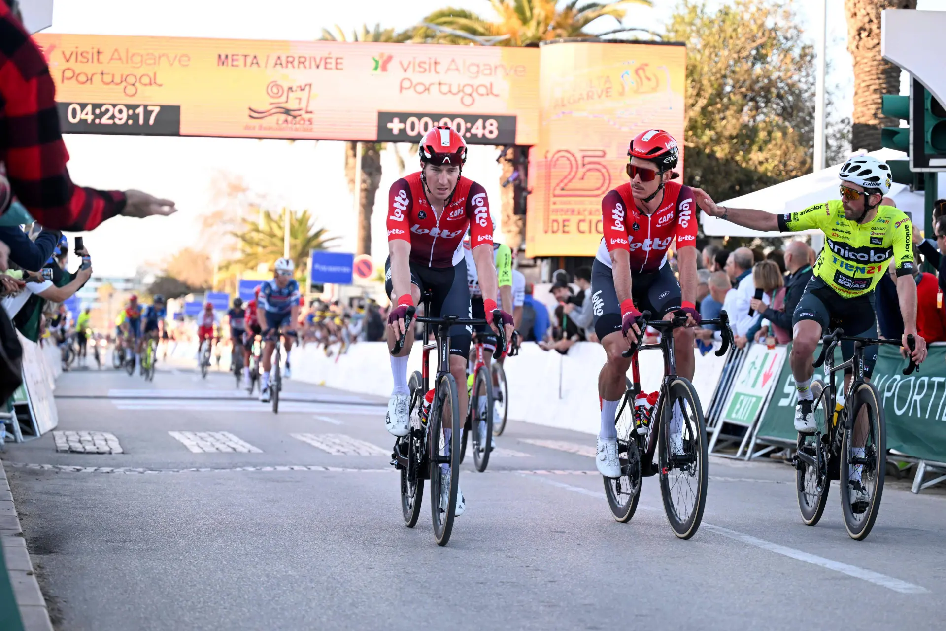 "Das ist schlechte Werbung für den Radsport" - Lotto DS schimpft über das absurde Ende der 1. Etappe der Volta ao Algarve 2025