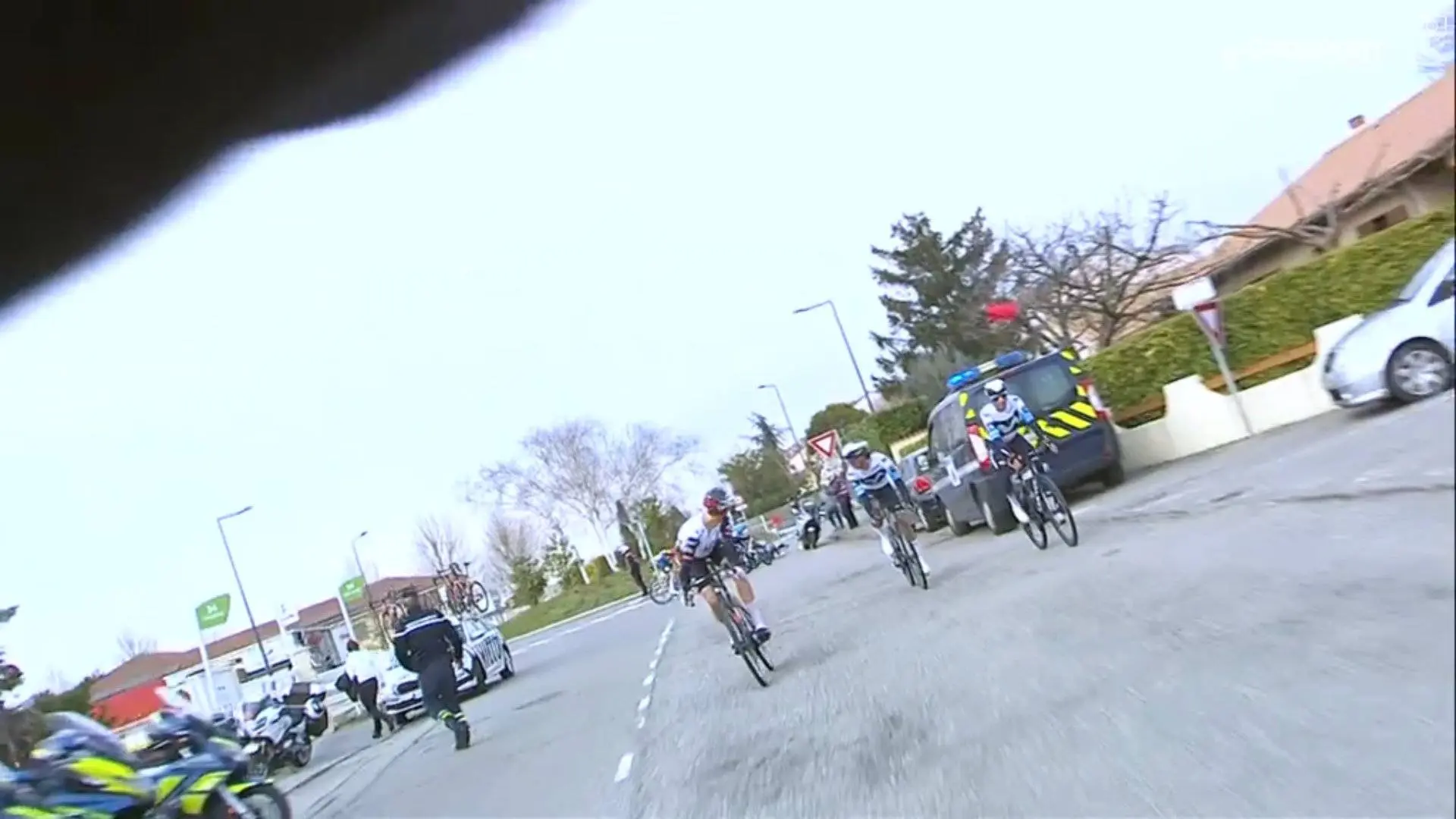 VIDEO: Chaotisches Finale der Faun-Ardeche Classic 2025, bei dem die Hälfte der 12-köpfigen Spitzengruppe verloren geht