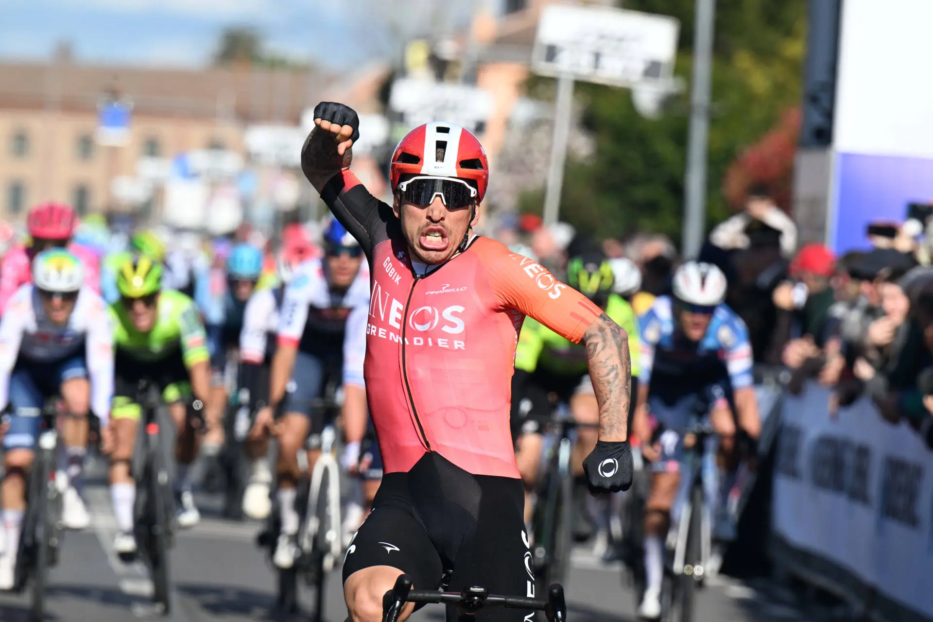 Caleb Ewan stürmt an die Spitze und gewinnt die 2. Etappe der Baskenland-Rundfahrt 2025