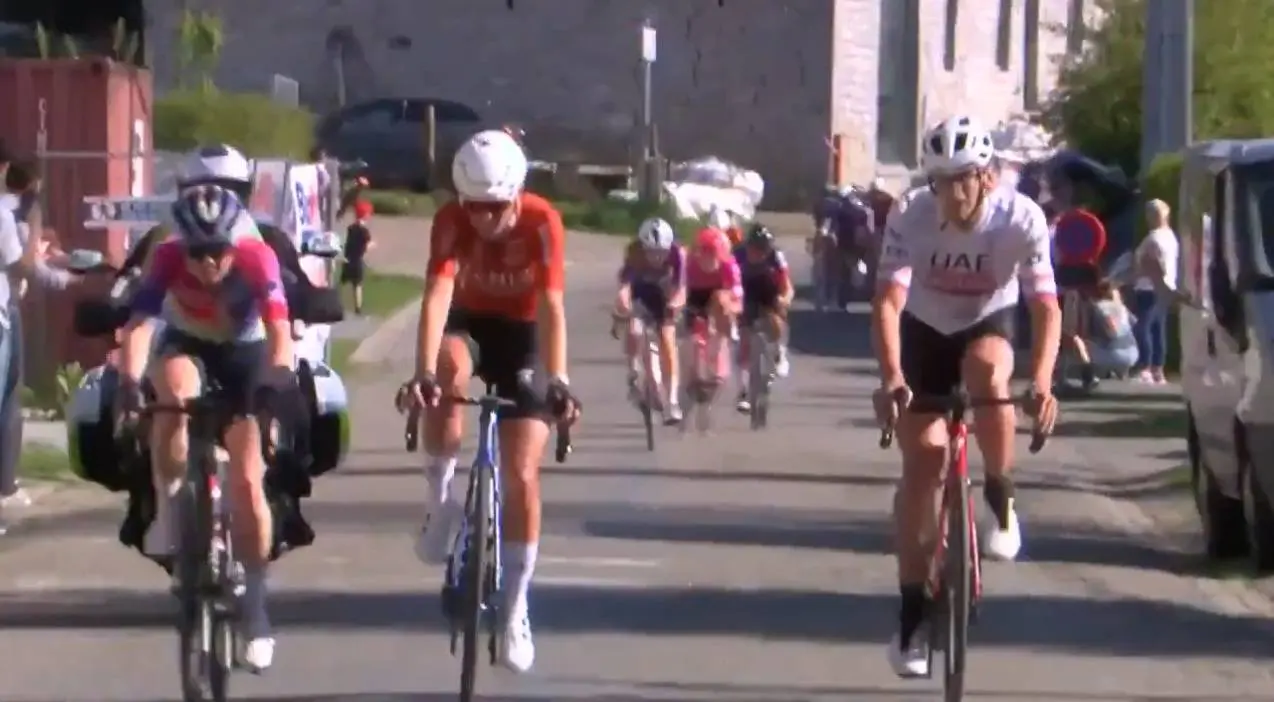 VIDEO: Ungewöhnlich! Ein UAE-Fan fährt mitten in Lüttich-Bastogne-Lüttich fröhlich mit seinem Fahrrad mit