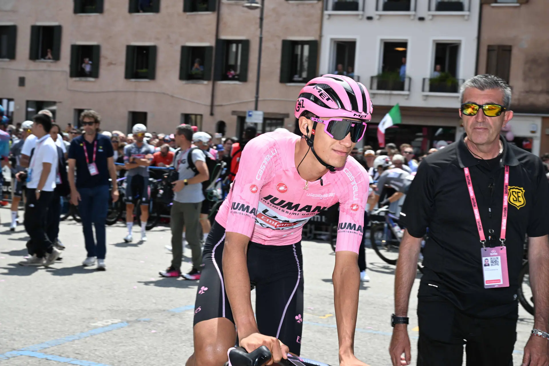 Isaac del Toro verteidigt Maglia Rosa – Sturz, Schmerzen und klare Ansage vor den Bergen