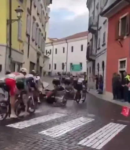 (VIDEO): Spektakulärer Massensturz im Giro – Fanvideo zeigt Moment, der Ciccone zur Aufgabe zwingt