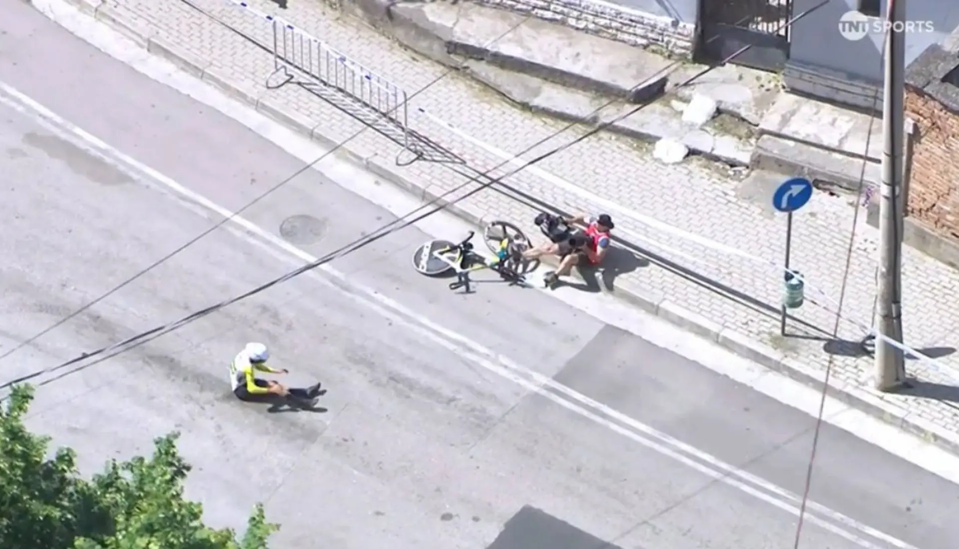 VIDEO: Sturz im Zeitfahren in Tirana - Luke Plapps Etappentraum beim Giro platzt in der Kurve
