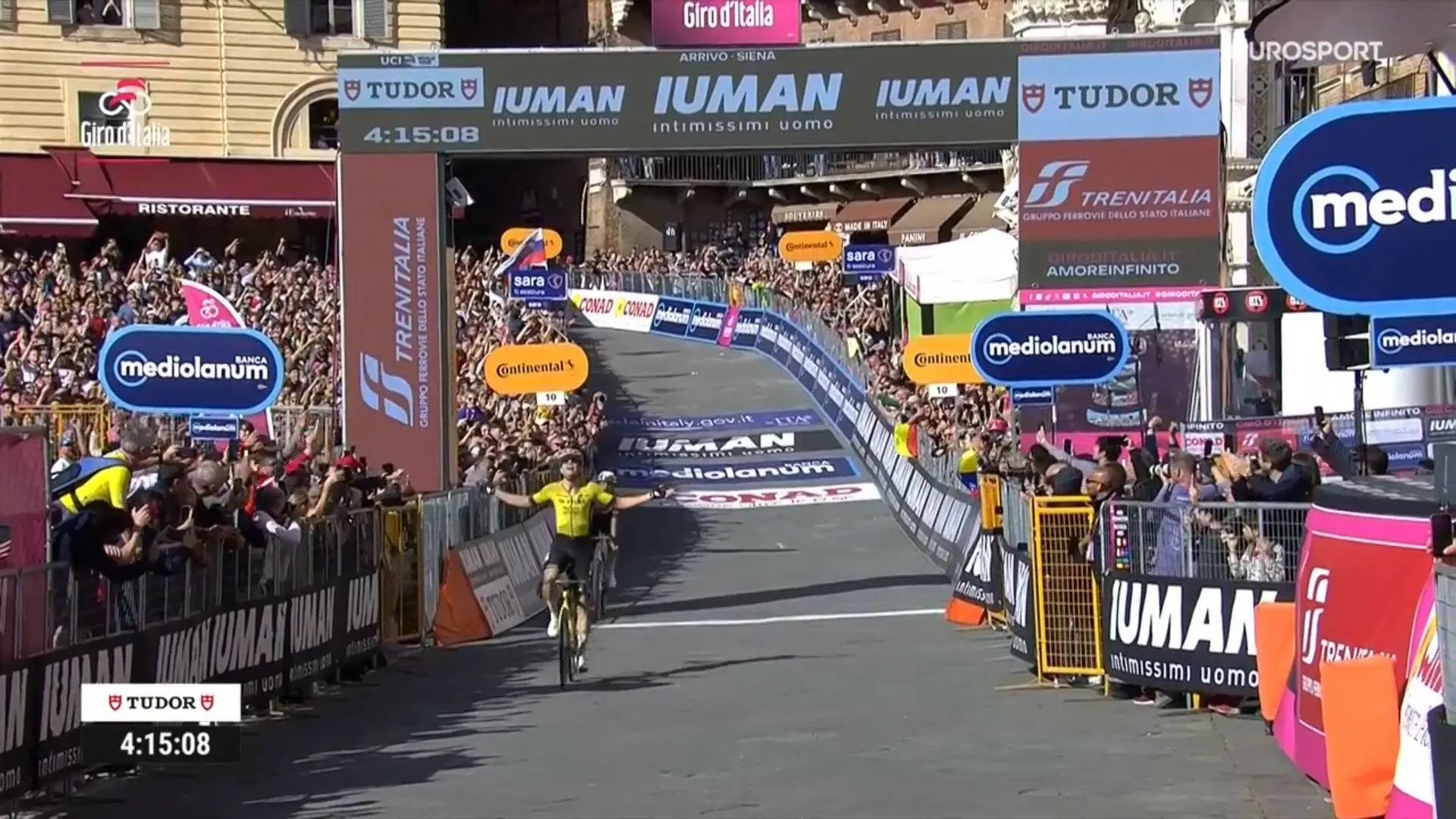 Wout van Aert erhebt sich als großartiger Kämpfer und schlägt Del Toro in den Straßen von Siena – Etappensieg für Van Aert, Rosa für Del Toro
