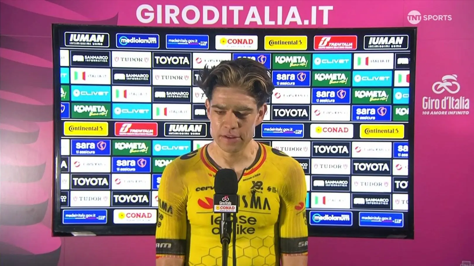 „Ich habe fast noch die letzte Kurve verpasst“ – Flach auf dem Asphalt liegend ringt Wout van Aert nach Luft und blickt selig in seinen siebten Himmel und auf den Etappensieg beim Giro d’Italia 2025