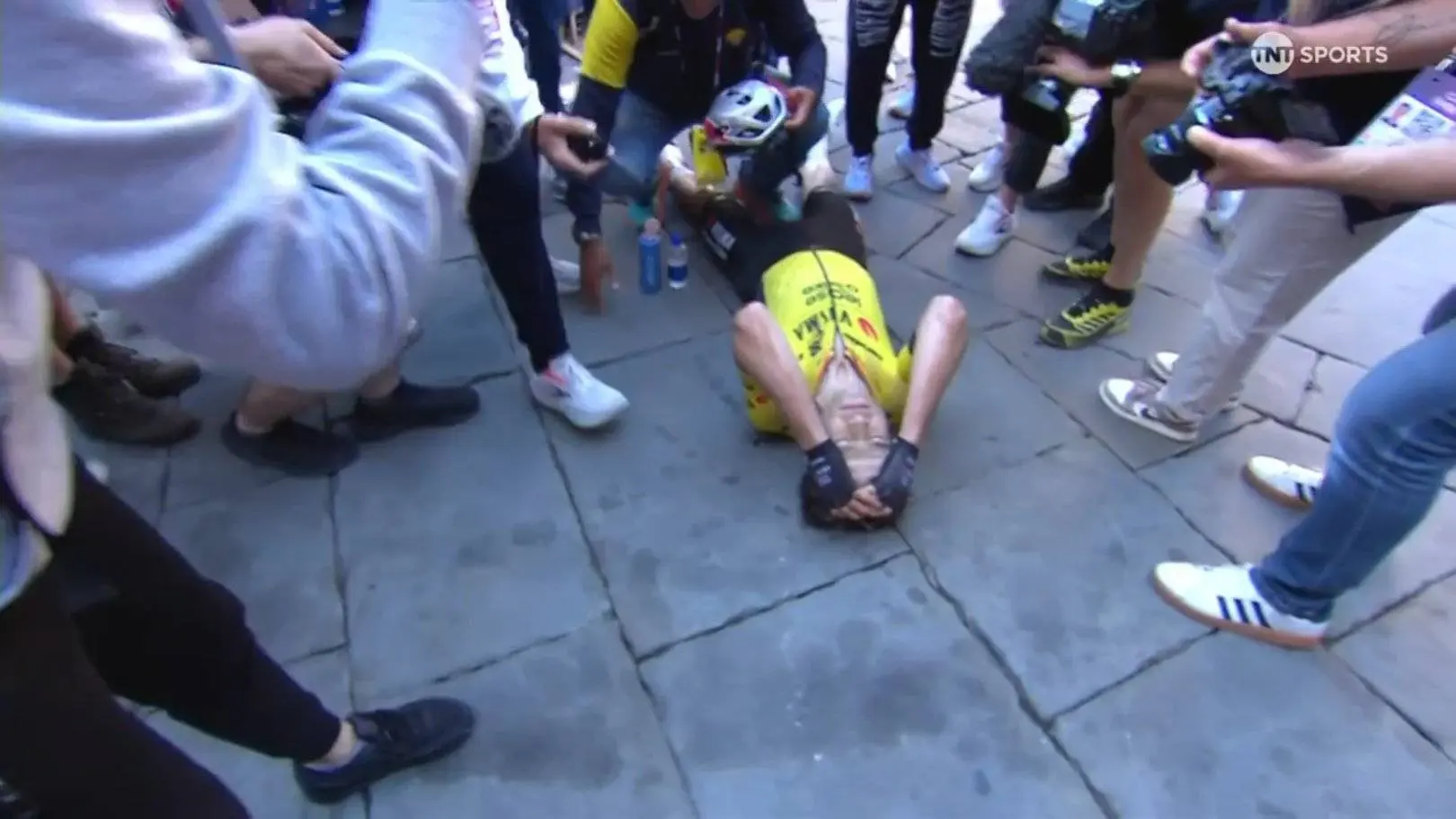 „Ich habe fast noch die letzte Kurve verpasst“ – Flach auf dem Asphalt liegend ringt Wout van Aert nach Luft und blickt selig in seinen siebten Himmel und auf den Etappensieg beim Giro d’Italia 2025