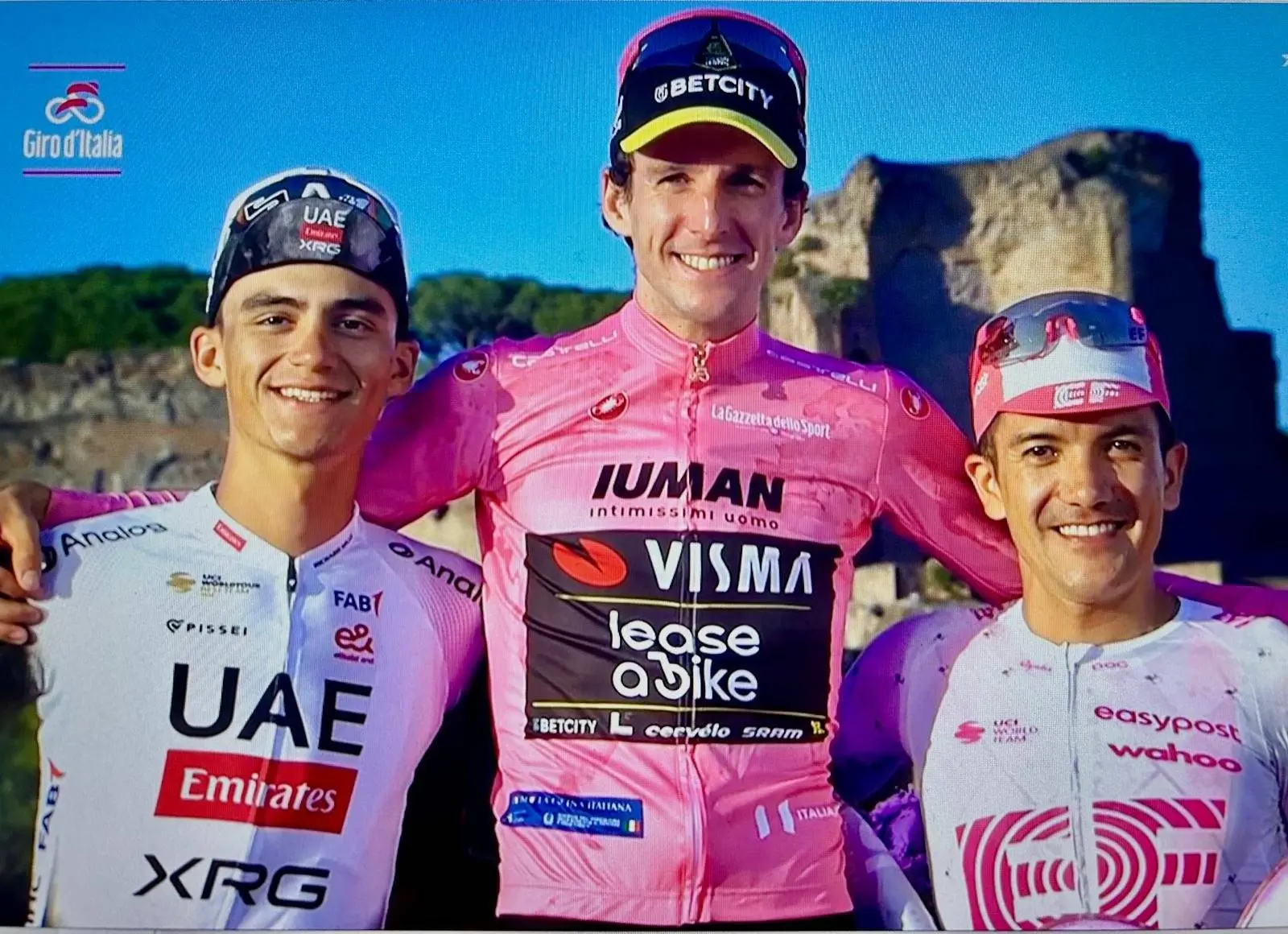 "Ich kann es immer noch nicht glauben. Es ist schwer zu akzeptieren" - Traum wird wahr für Simon Yates, den neuen Giro d'Italia-Sieger