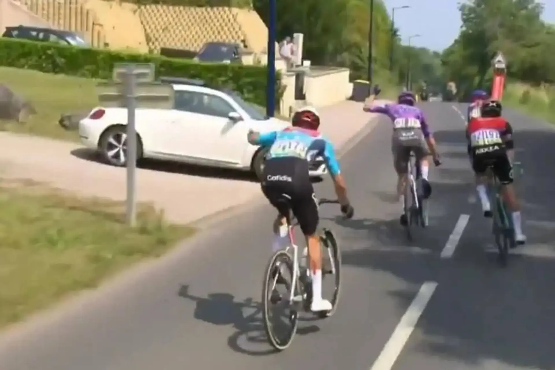 VIDEO: Schreckliche Szenen bei der Dauphine - Beinahe-Zusammenstoß mit Auto überschattet Milans Etappensieg