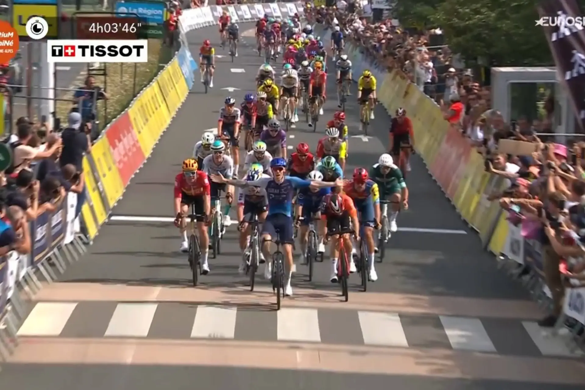 Jake Stewart triumphiert im Massensprint der 5. Etappe beim Critérium du Dauphiné – Sturzschreck für Remco Evenepoel kurz vor dem Ziel