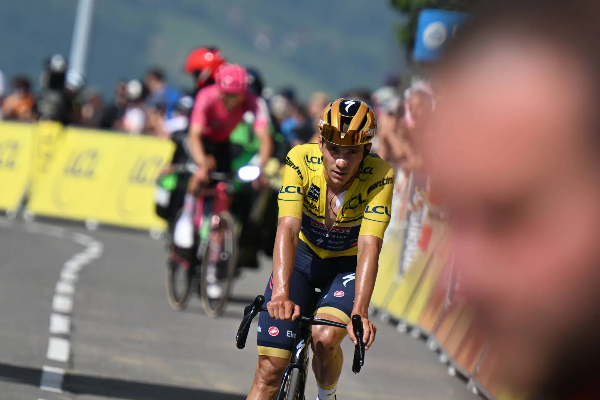 "Ich hatte eine kleine Blockade in meinem Rücken und Nacken" - Remco Evenepoel äußert sich besorgt darüber, wie sich der Dauphiné-Sturz auf sein Klettern ausgewirkt haben könnte
