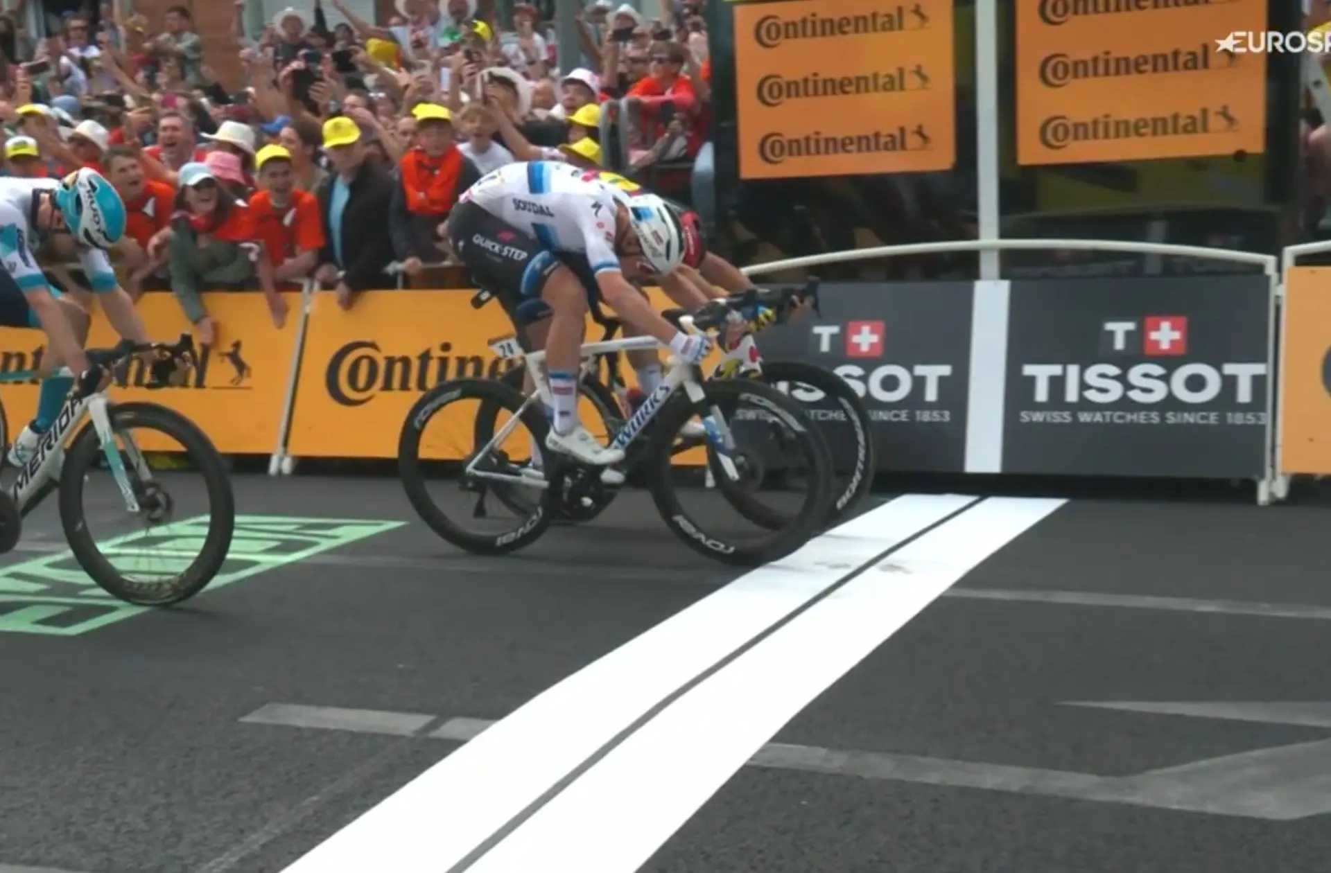 „Als ich die Arme hob, war ich ein wenig besorgt" - Tim Merlier setzt sich im Fotofinish der 3. Etappe der Tour de France 2025 gegen Jonathan Milan durch