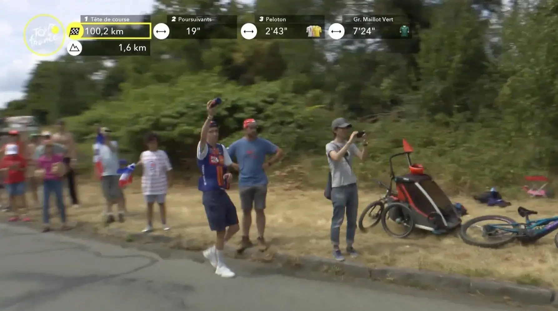 Ungewöhnlicher Einsatz am Straßenrand: Romain Bardet unterstützt Team Picnic PostNL bei der Tour