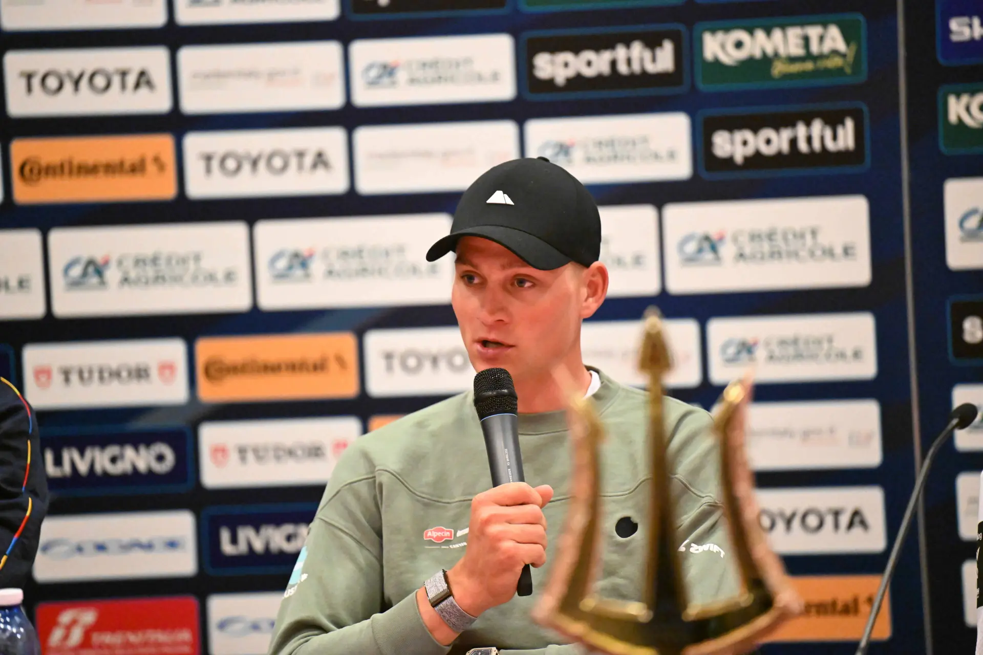 PRESSEKONFERENZ | Mathieu van der Poel vor dem Tourstart: „Diese erste Woche wird hektisch – aber sie bietet Chancen“
