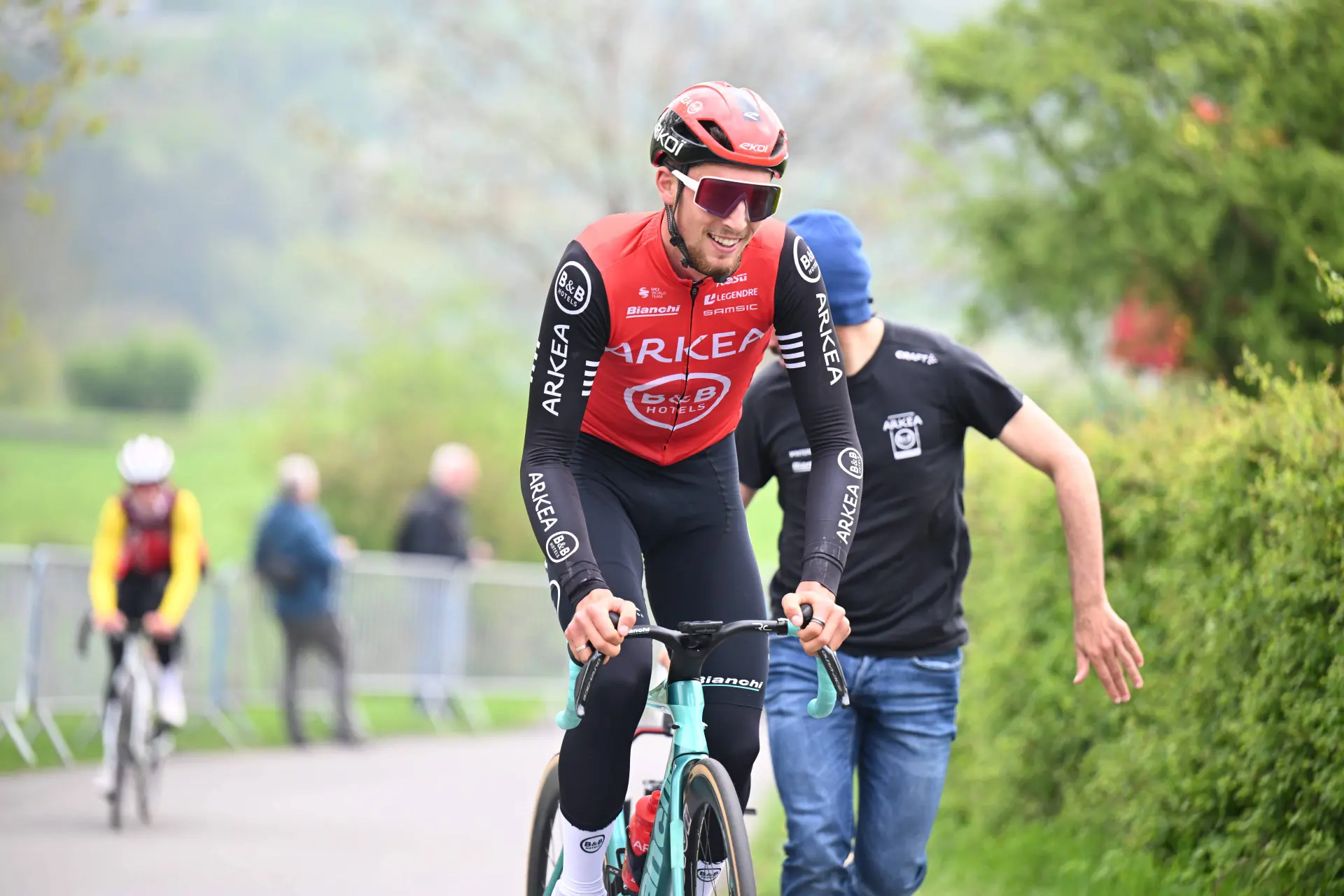 „Enthüllung bei der Tour de France: Kevin Vauquelin bei Unfall zu Hause verletzt“