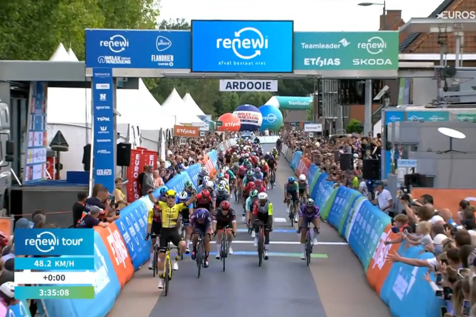 Olav Kooij überlebt das Chaos und gewinnt die 2. Etappe der Renewi Tour 2025