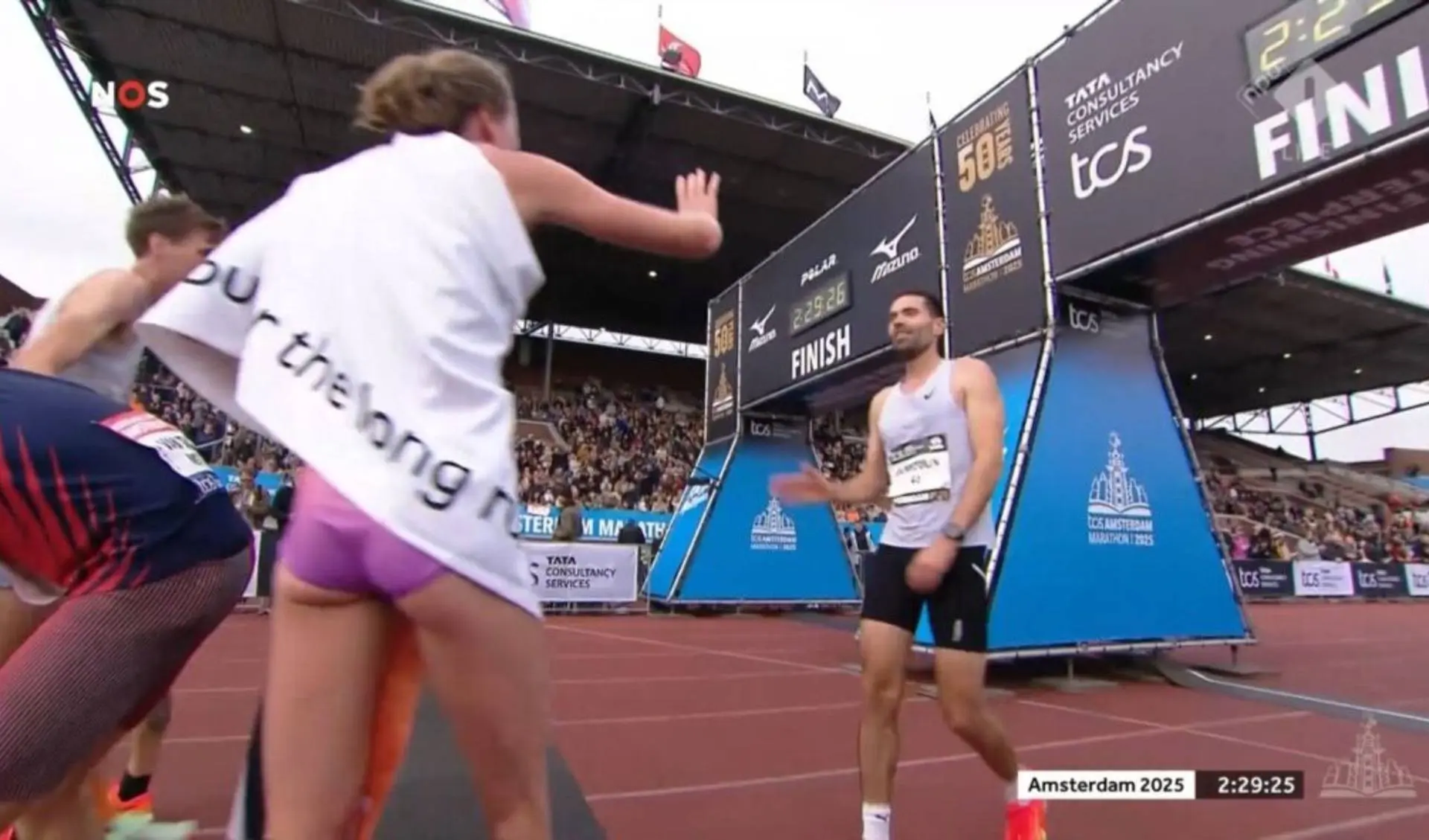 Ex-Giro d'Italia-Sieger Tom Dumoulin schockt Amsterdam-Marathon mit 2:29-Debütlauf - „Mein Herz sagte ja, meine Beine schrieen nein"