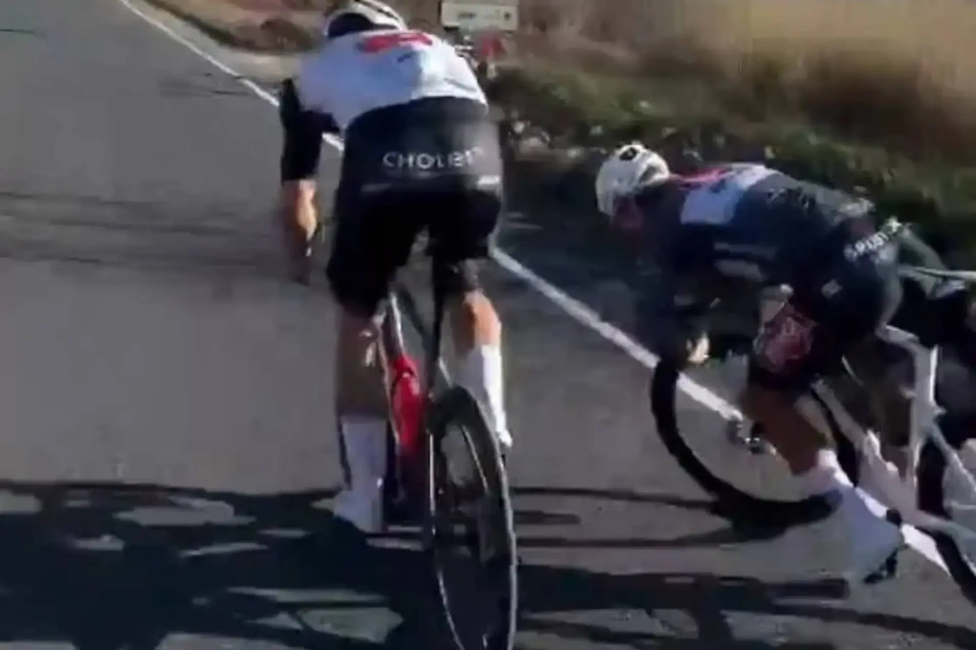 VIDEO: Mathieu van der Poel fängt auf Trainingsfahrt spektakulär einen Beinahe-Sturz ab