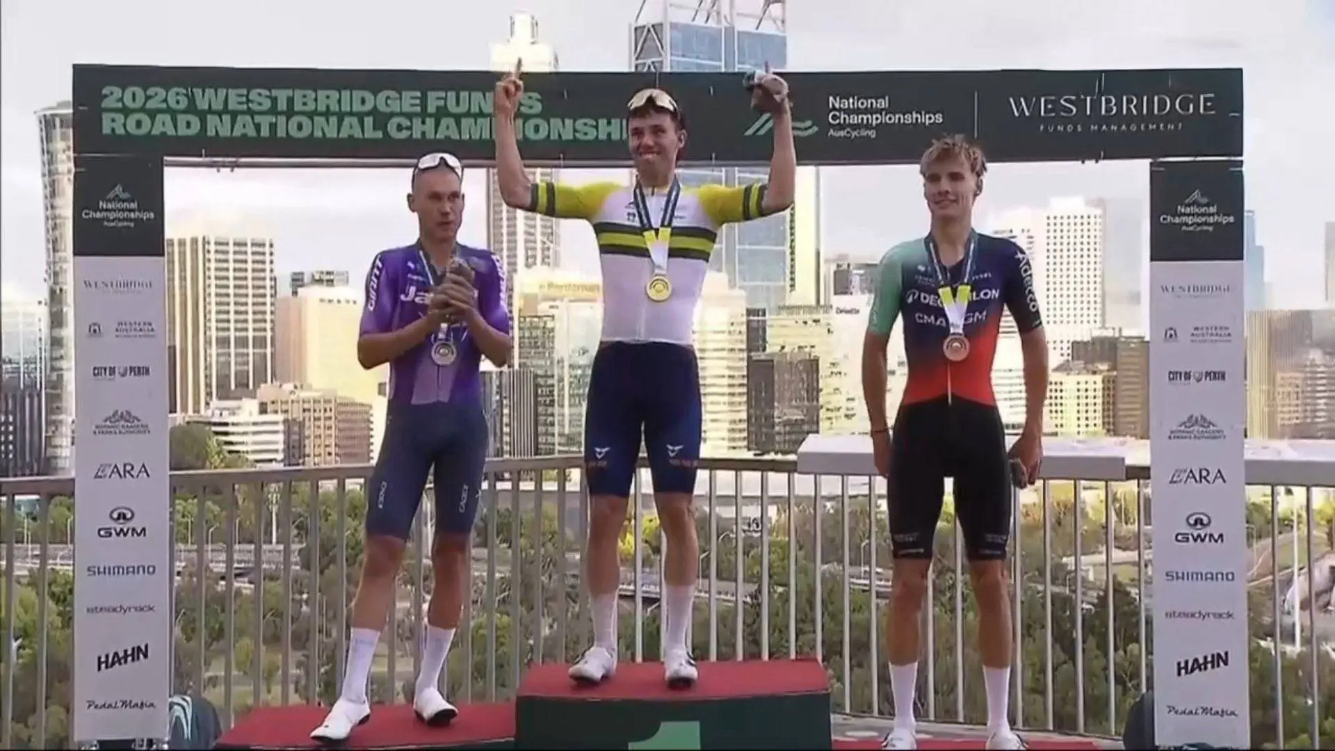 Patrick Eddy steht nach dem Gewinn des australischen Straßentitels oben auf dem Podium