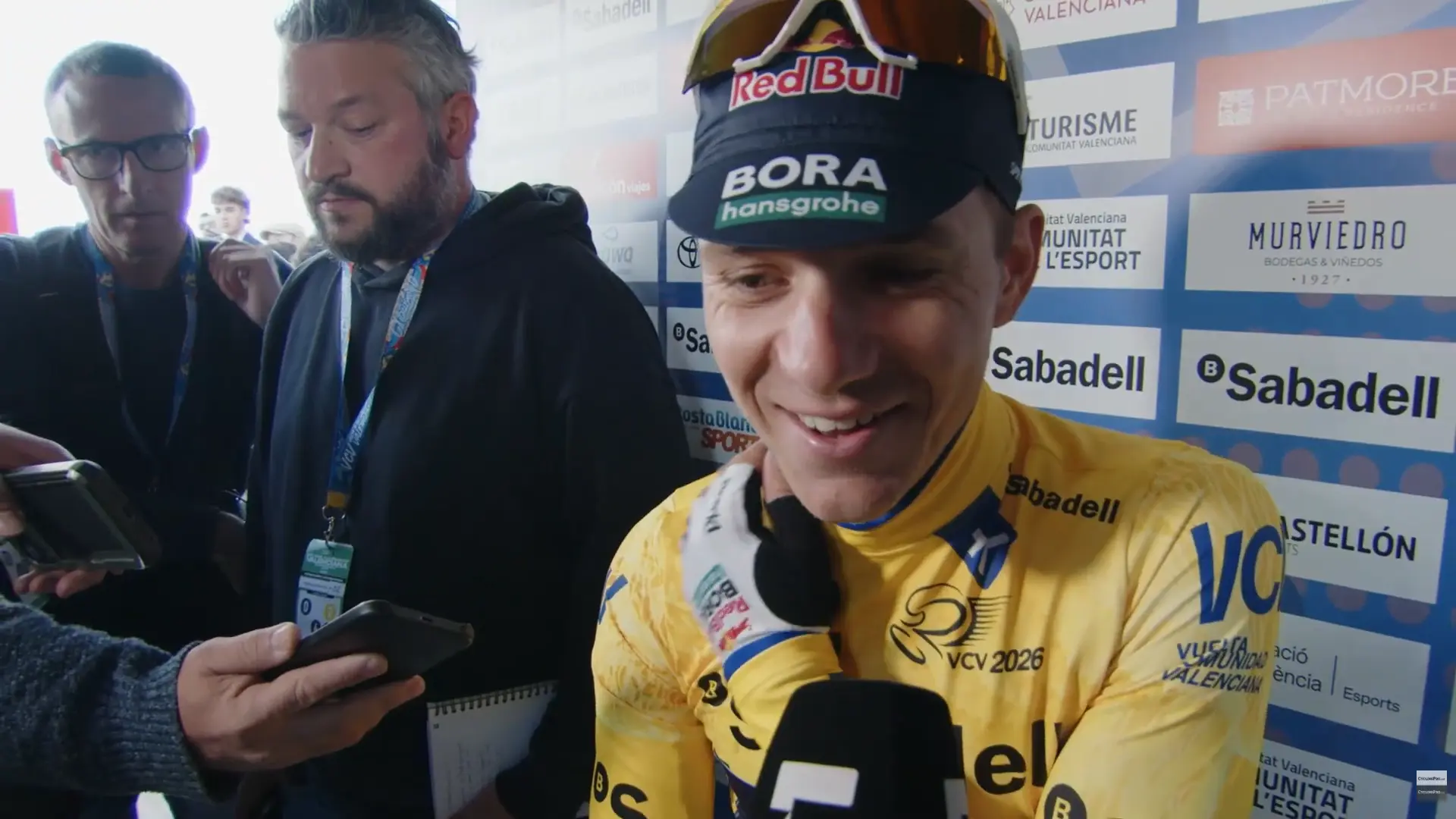 „Ein ziemlich cleverer Schachzug“ – Remco Evenepoel trotzt der Seitenwind-Offensive von UAE Team Emirates und sichert sich in Valencia das erste Gelbe Trikot seiner Red-Bull-Ära