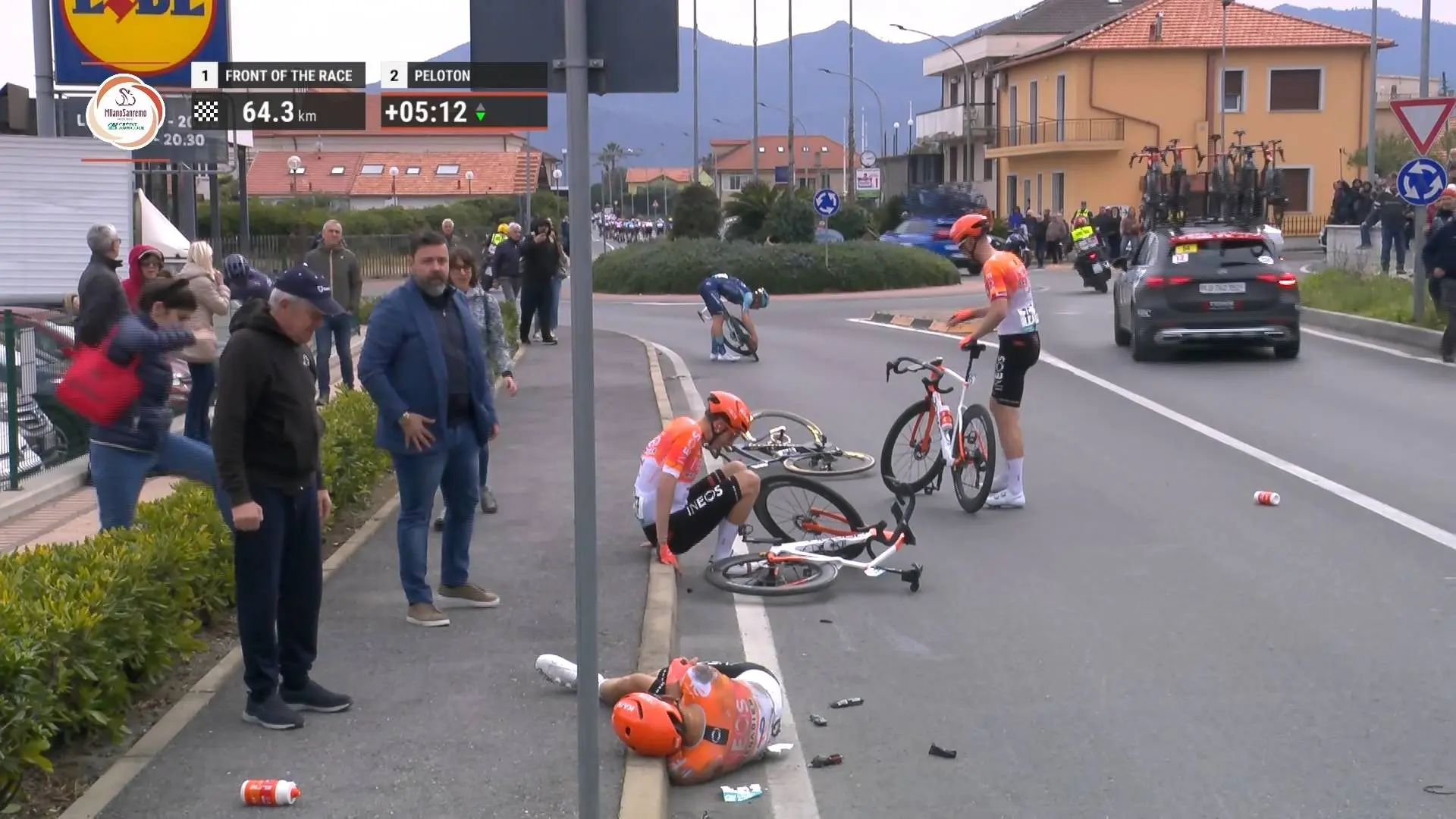 Ein heftiger Sturz brachte bei Mailand–Sanremo drei INEOS-Fahrer zu Fall