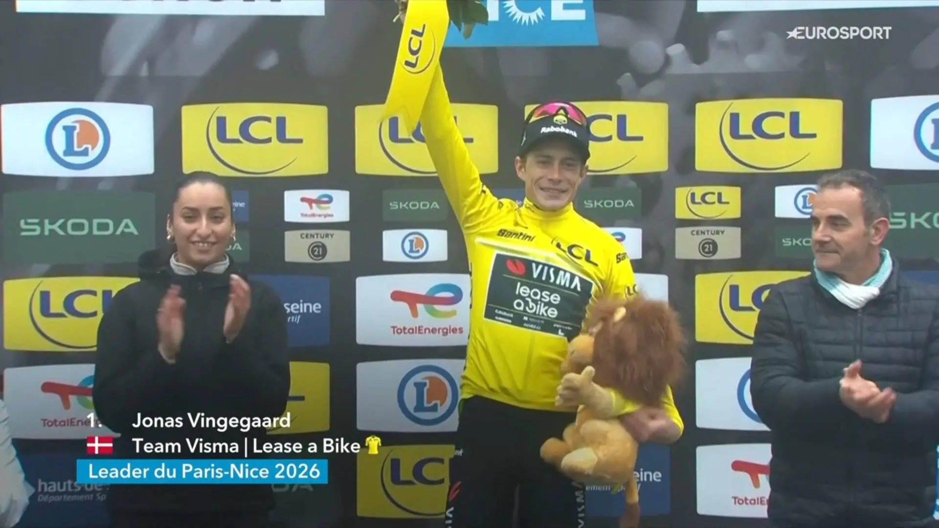 Jonas Vingegaard auf dem Podium nach seinem Sieg auf Etappe 4 von Paris–Nice