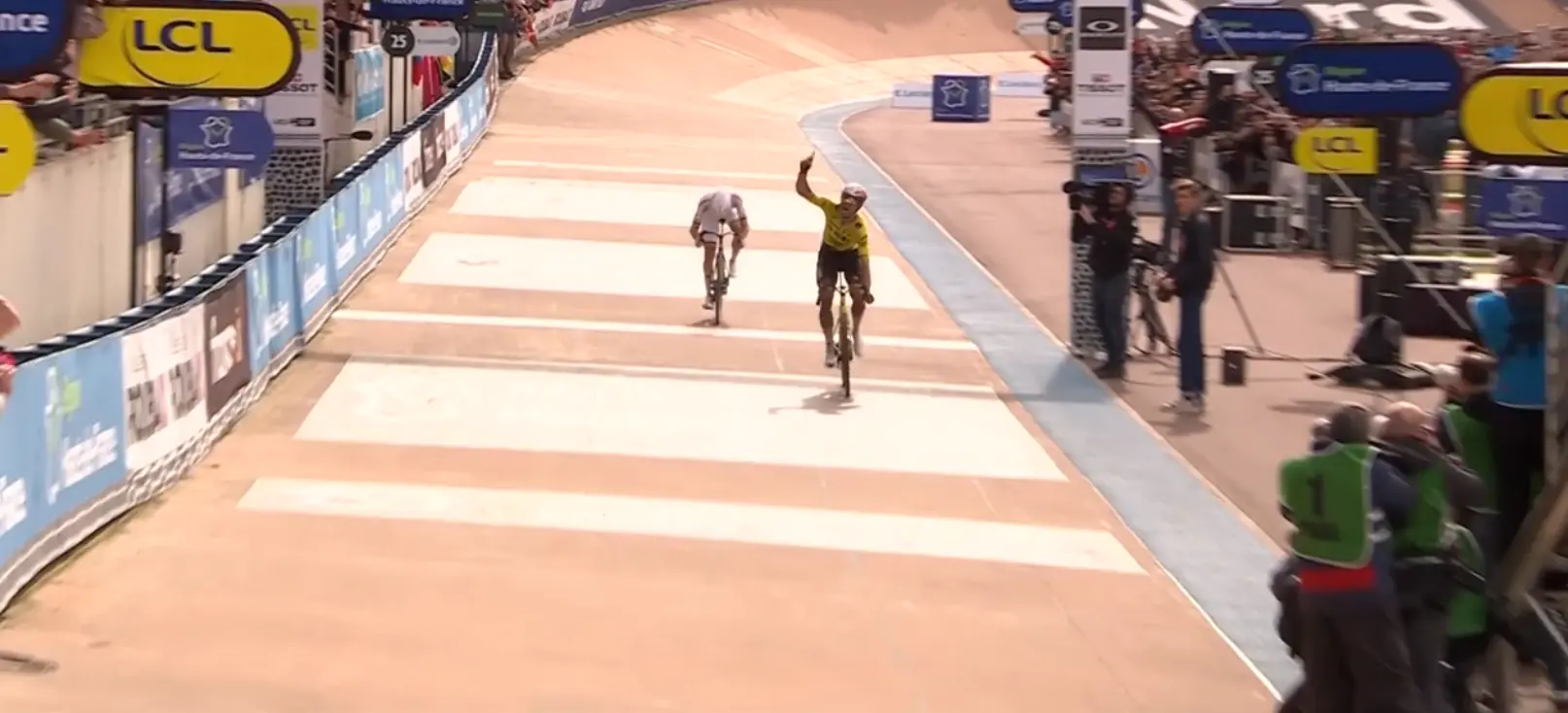 Van Aert sprintete Pogacar davon und gewann sein erstes Paris–Roubaix