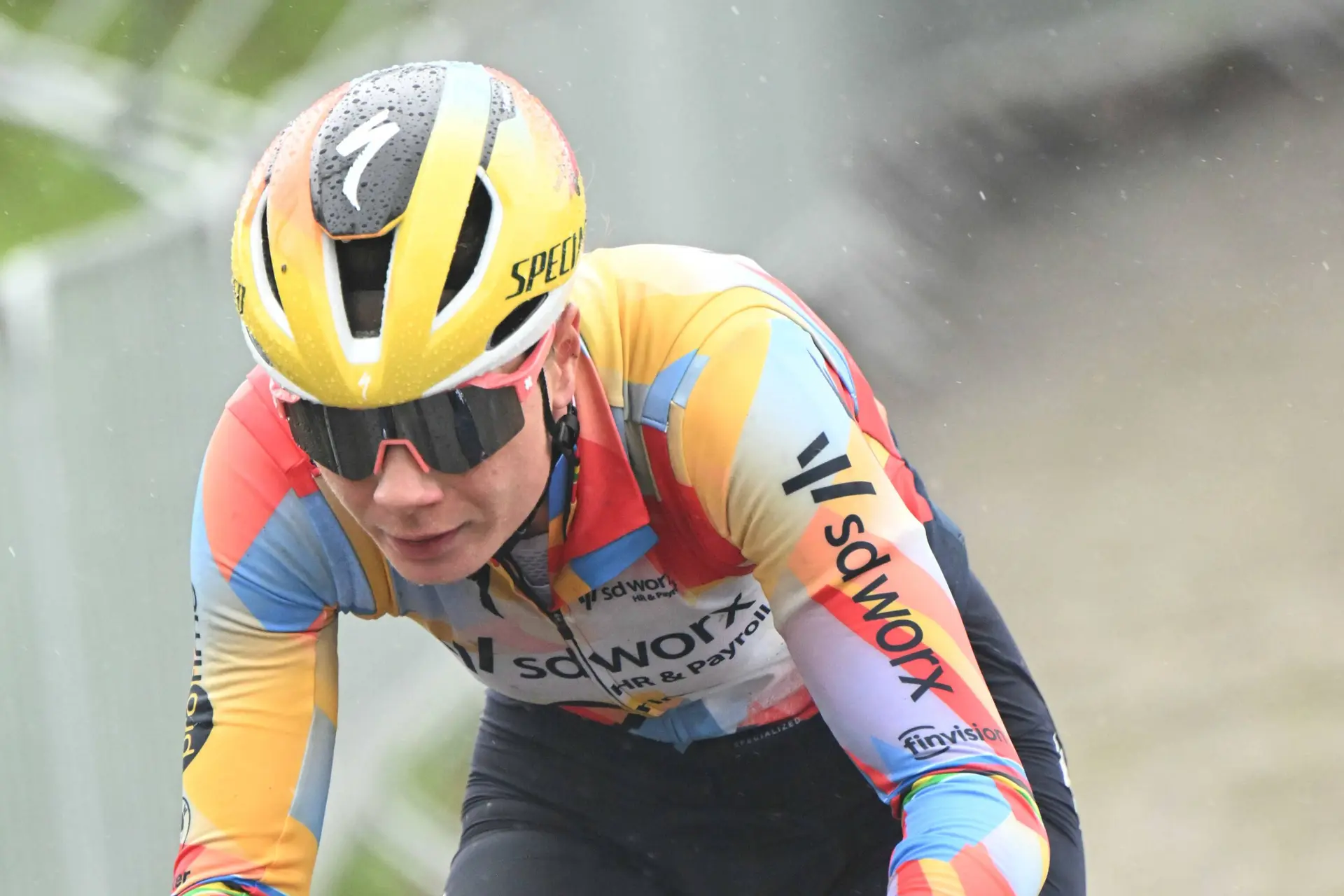 „Ich sage jetzt lieber nichts“ – Frustrierte Lotte Kopecky verpasst den Sieg im dramatischen Finale der 2. Etappe der La Vuelta Femenina