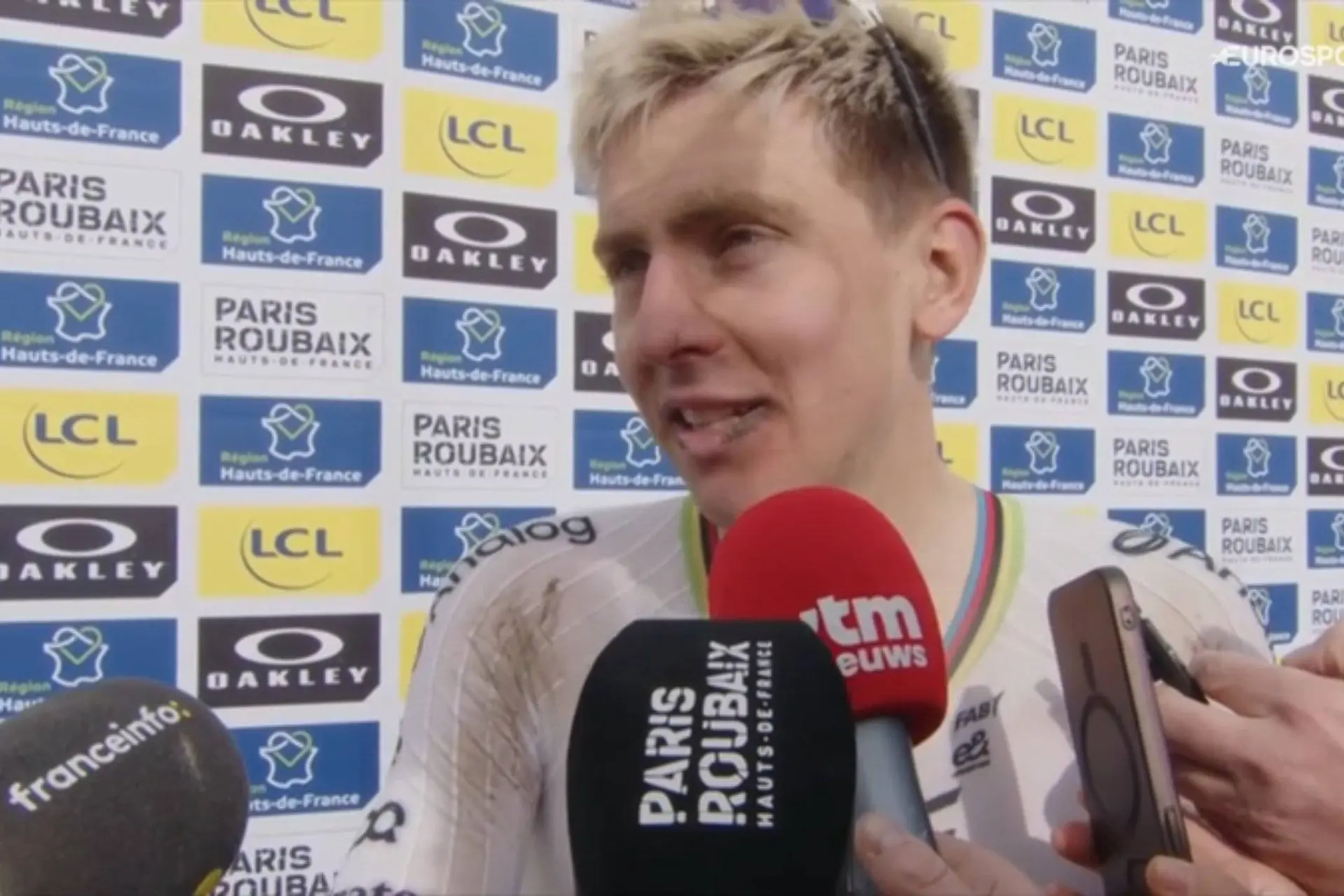 „Als ich den Sprint anzog, waren meine Beine nur noch wie Spaghetti“ – Tadej Pogacar nimmt zweite Niederlage in Roubaix hin
