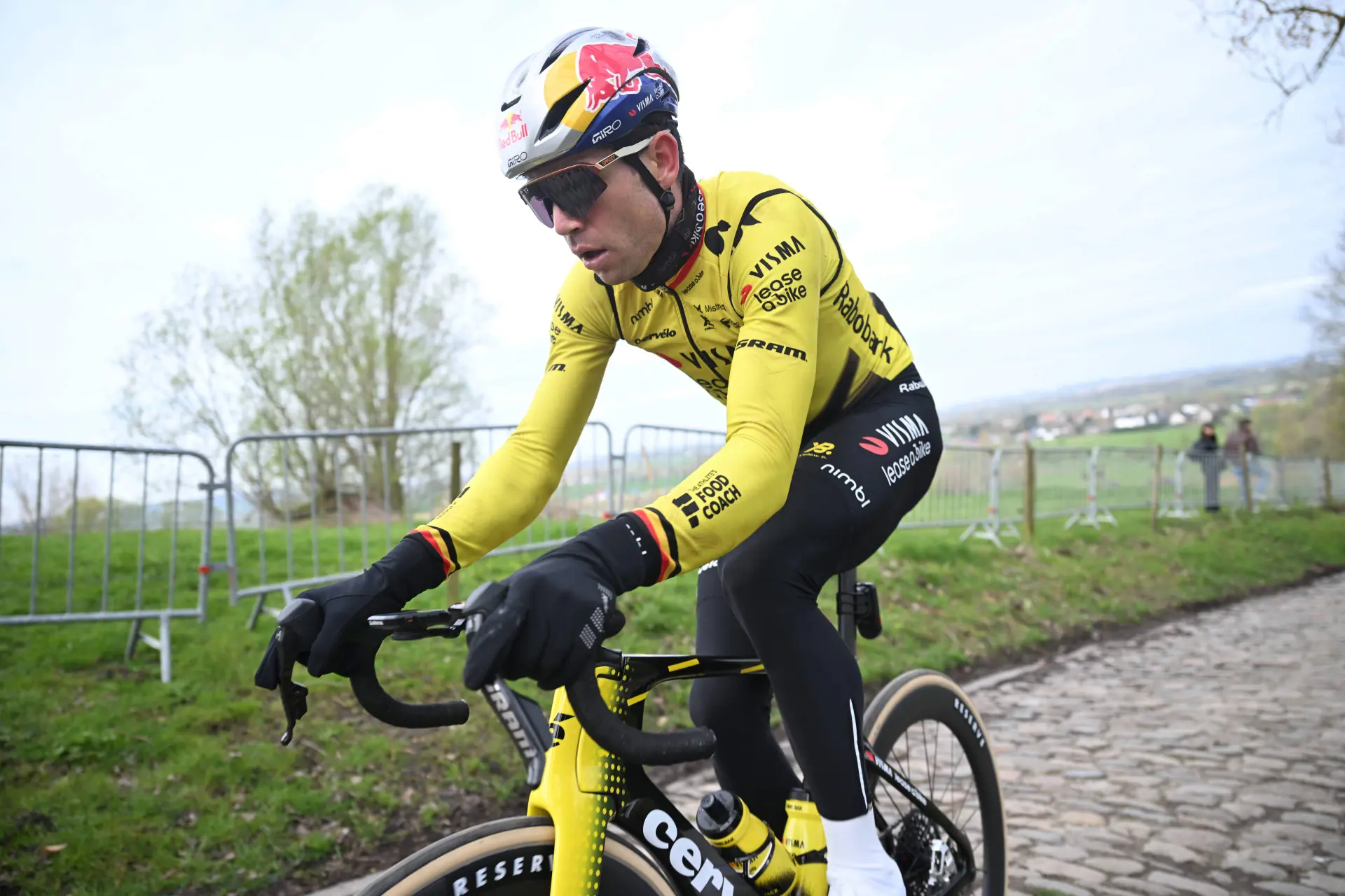 „Van Aert und Pedersen haben jetzt tatsächlich eine Chance“: Fehlende Höhenmeter könnten bei Paris–Roubaix die Karten neu mischen