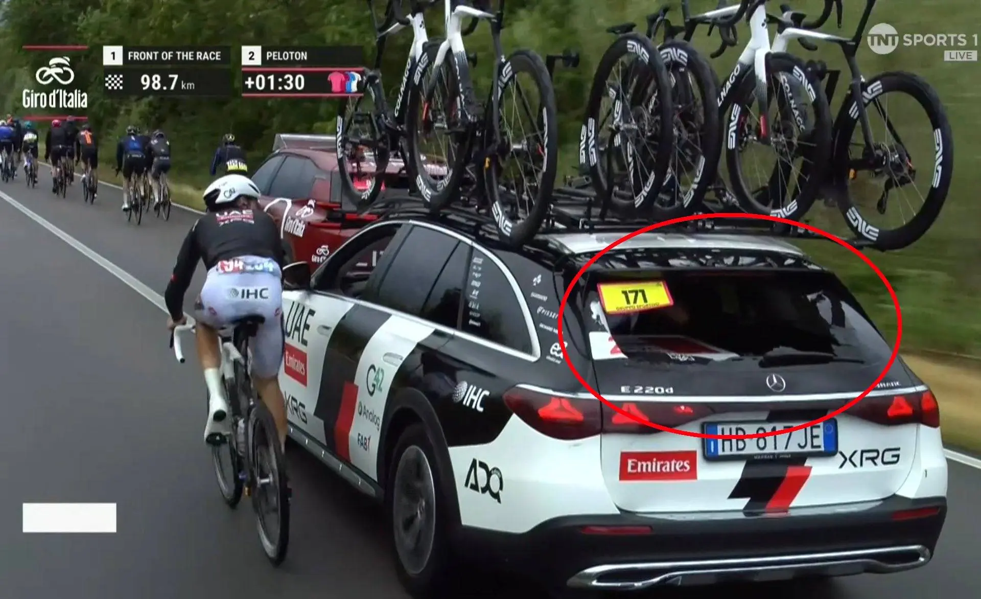 Beinahe-Desaster beim Giro d’Italia – Tudor-Profi kracht in UAE-Teamwagen, setzt Rennen fort