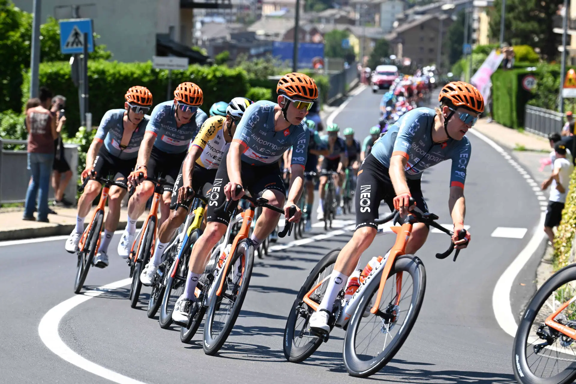 Netcompany INEOS im Einsatz auf Etappe 14 des Giro d’Italia 2026