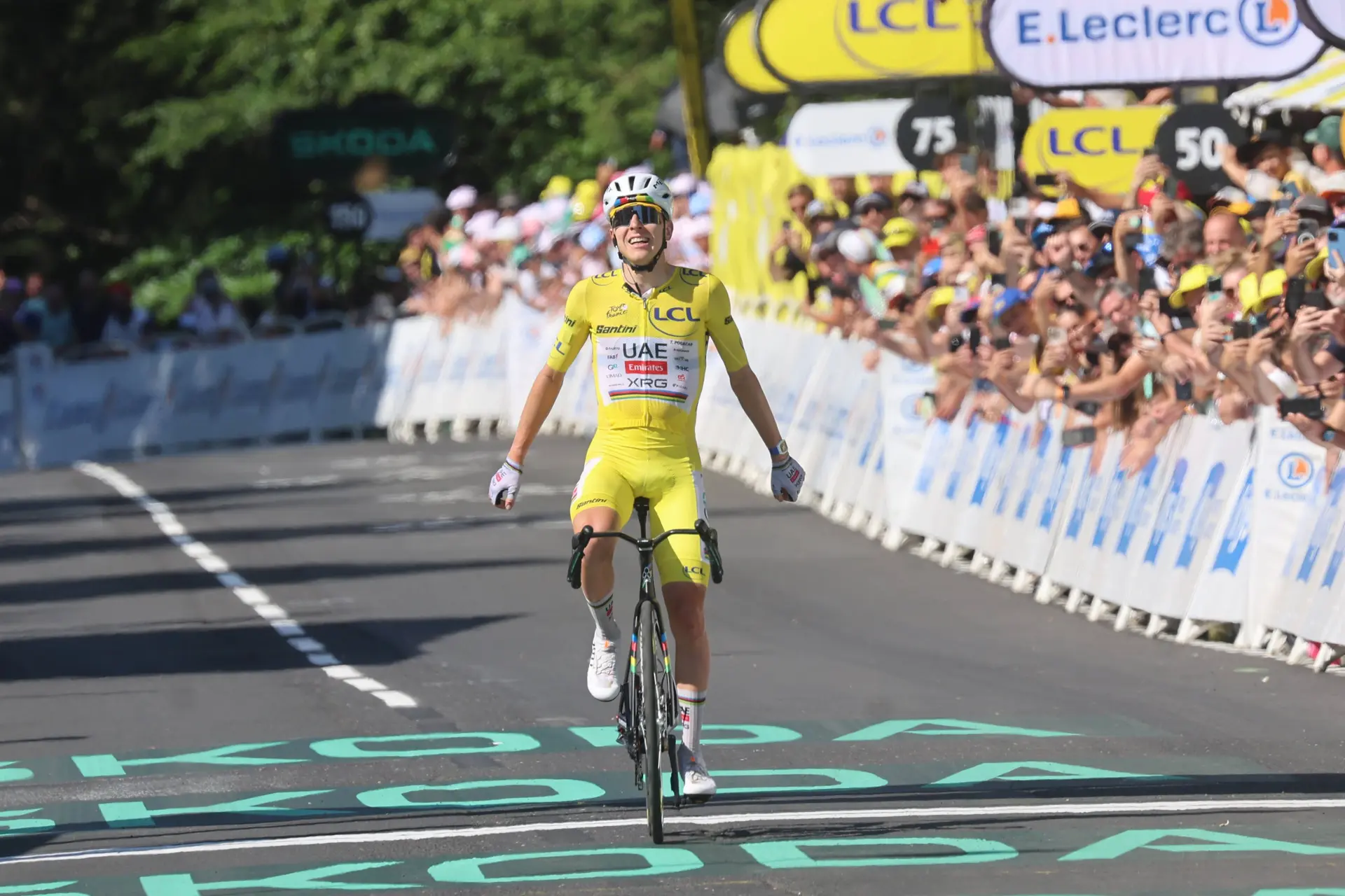 Tadej Pogacar jubelt über einen weiteren Etappensieg bei der Tour de France