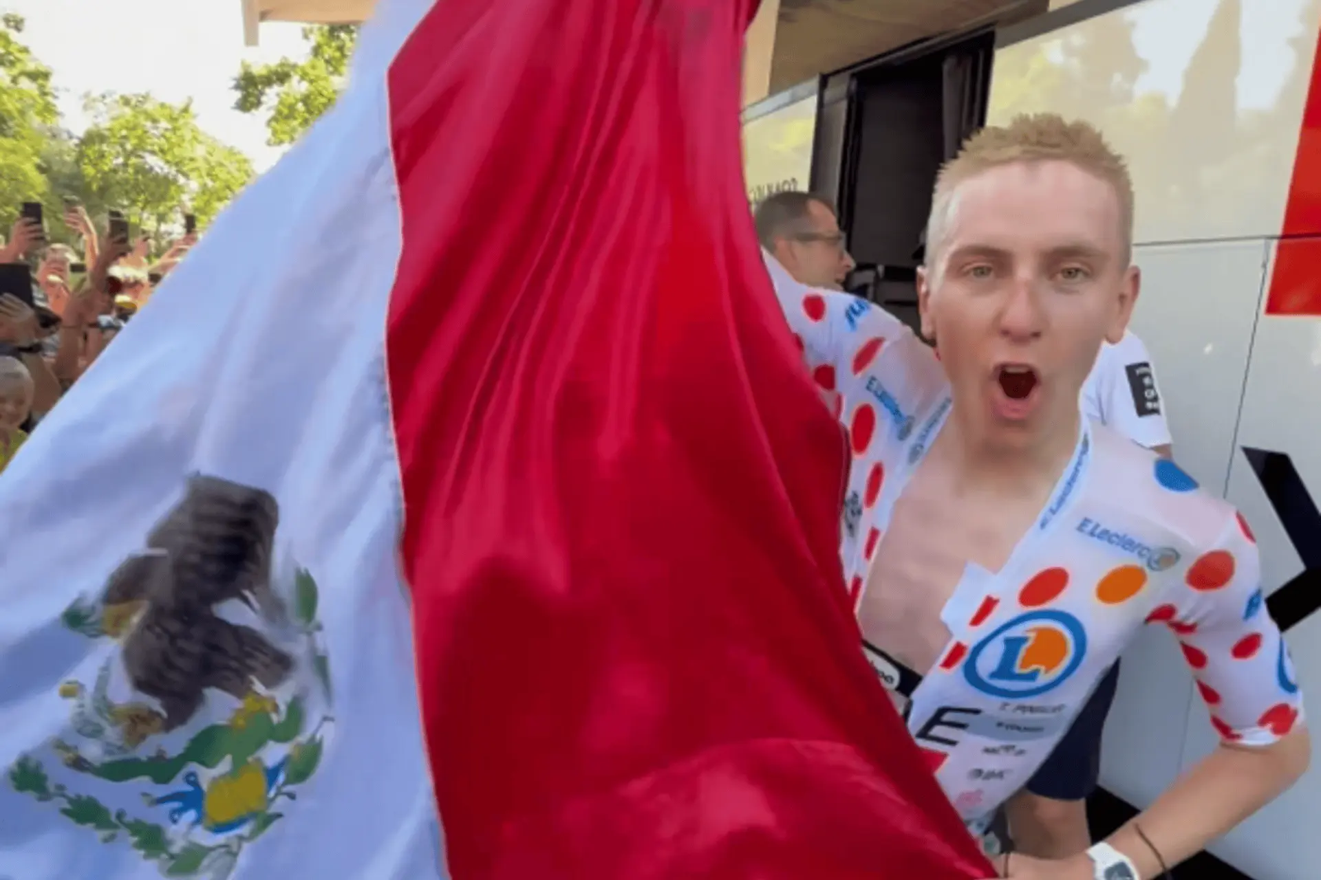 „Er ist ein Champion, ein großartiger Mensch, ein großer Freund“ – Tadej Pogacar feiert mit mexikanischen Fans Isaac del Toros historischen Tour‐de‐France‐Sieg