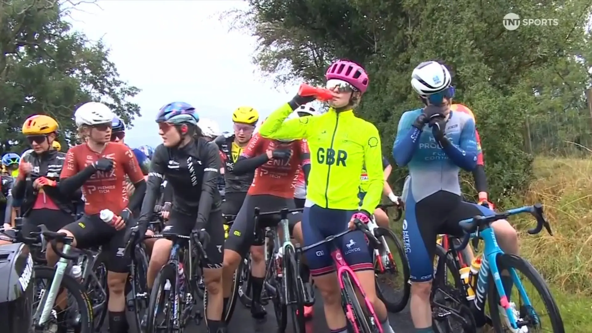 Tour of Britain Women: Etappe 2 wegen „Verkehrsunfall“ vor dem Start gestoppt – Fahrerinnen warten im kalten Regen
