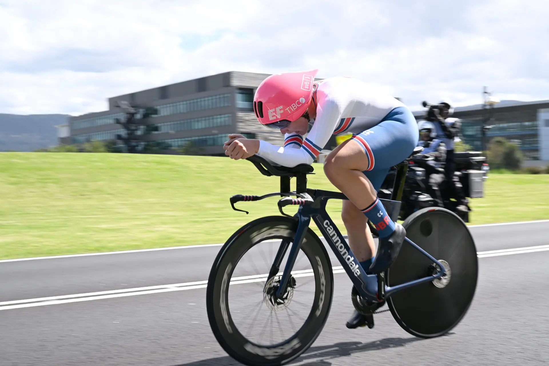 „Wenn ich noch ein paar davon fahre, kann ich lernen, es ein bisschen mehr zu lieben“: Zoe Bäckstedt blickt auf ihre erste Elite-WM-Medaille im Zeitfahren zurück