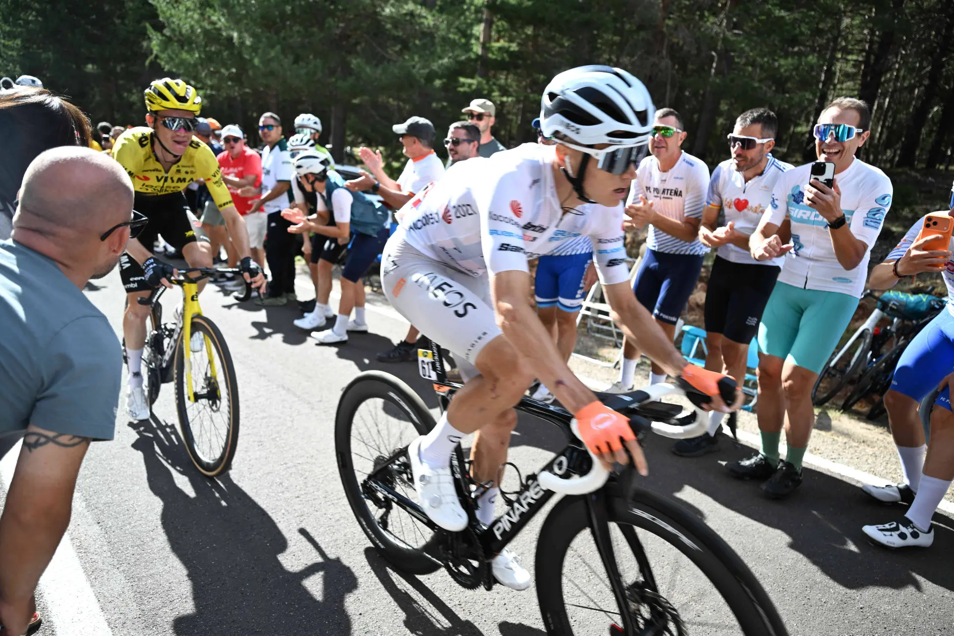 „Einen Moment sitze ich auf dem Rad, im nächsten liege ich am Boden“ – Oscar Onley verliert nach Sturz bei La Vuelta erheblich Zeit