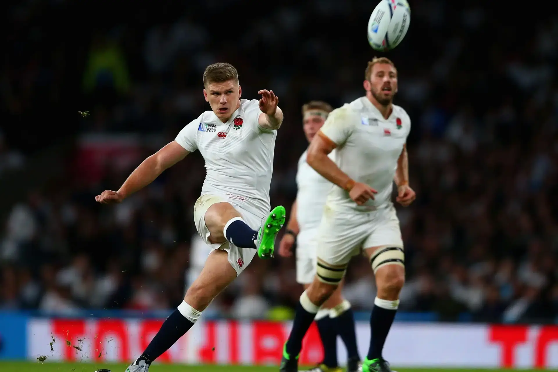 LONDON, ENGLAND - SEPTEMBER 26: Owen Farrell of England kicks a penalty during the 2015 Rugby World Cup Pool A match between England and Wales at Twickenham Stadium on September 26, 2015 in London, United Kingdom. (Photo by Paul Gilham/Getty Images)