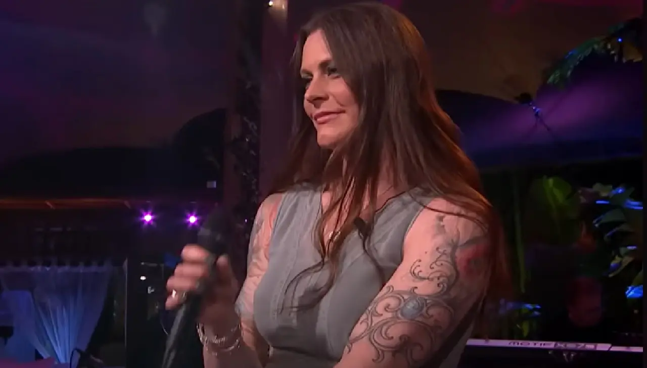 Zwangere Floor Jansen zakt in elkaar na optreden