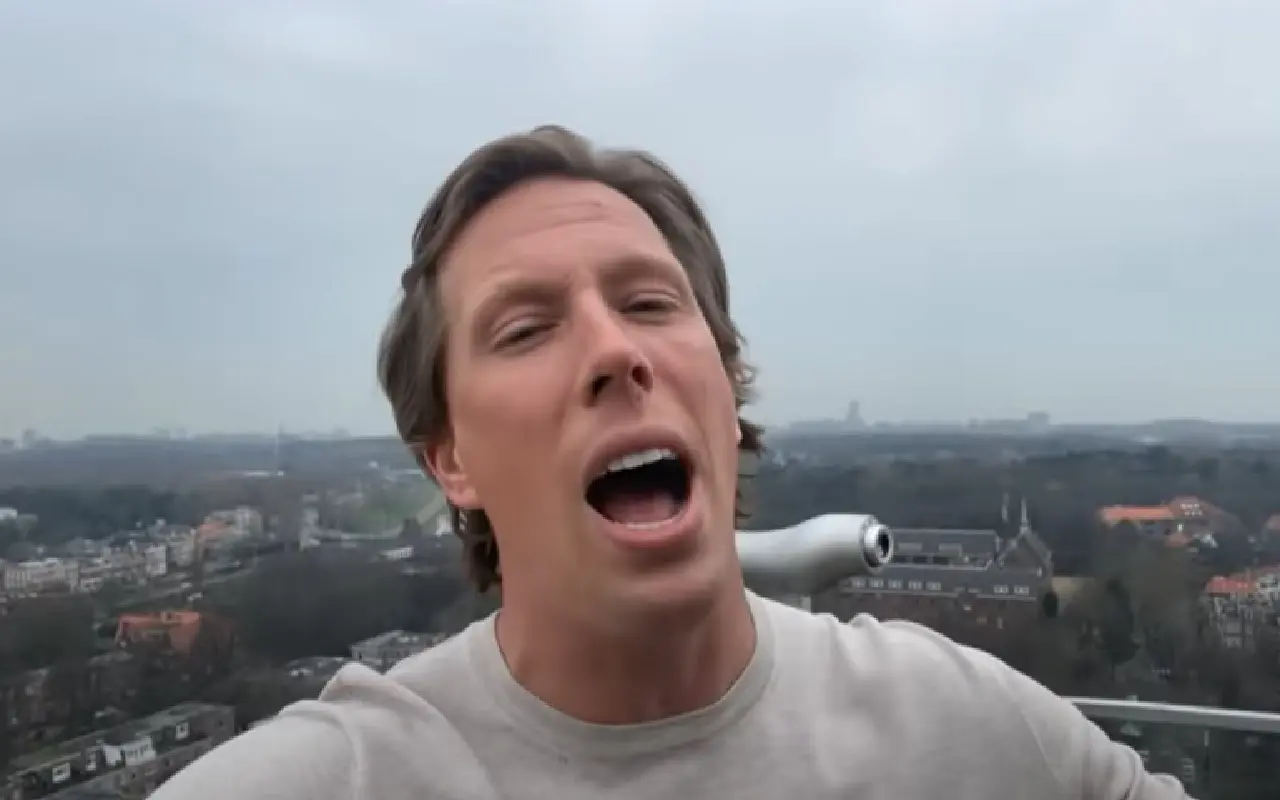 Freek Vonk verneemt zeer tragisch nieuws en is in diepe rouw