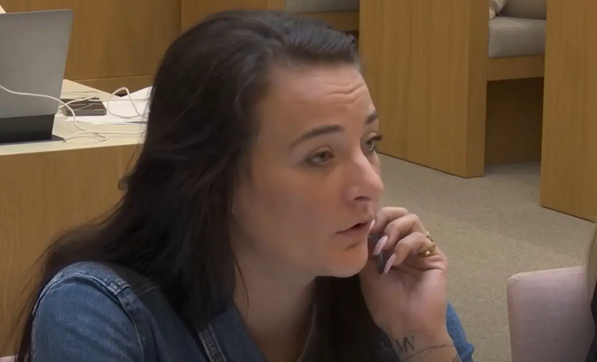 Nicolleke springt zonder broek op politieauto, laat alles zien